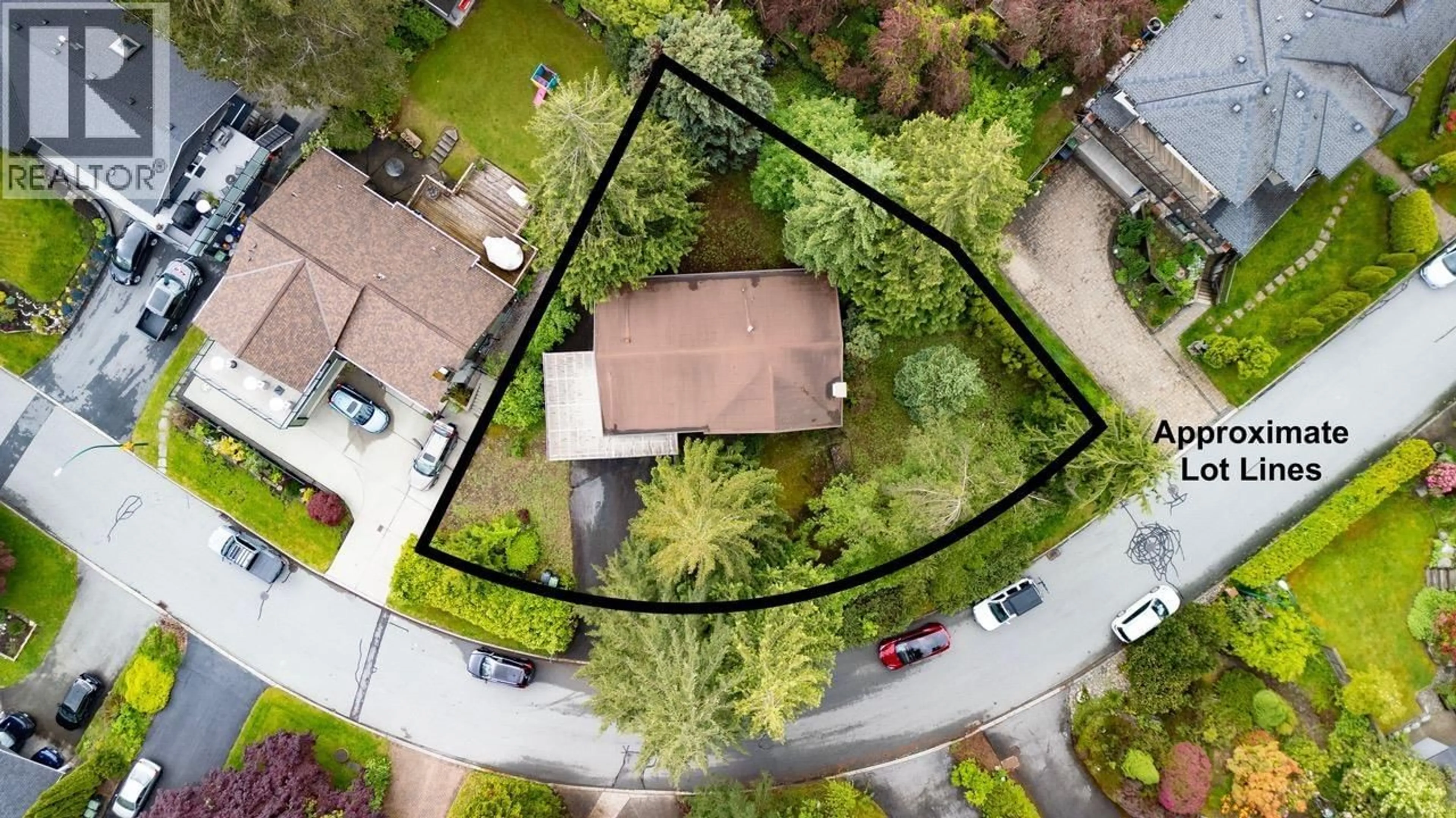 A pic from outside/outdoor area/front of a property/back of a property/a pic from drone, street for 3875 REGENT AVENUE, North Vancouver British Columbia V7N2C3