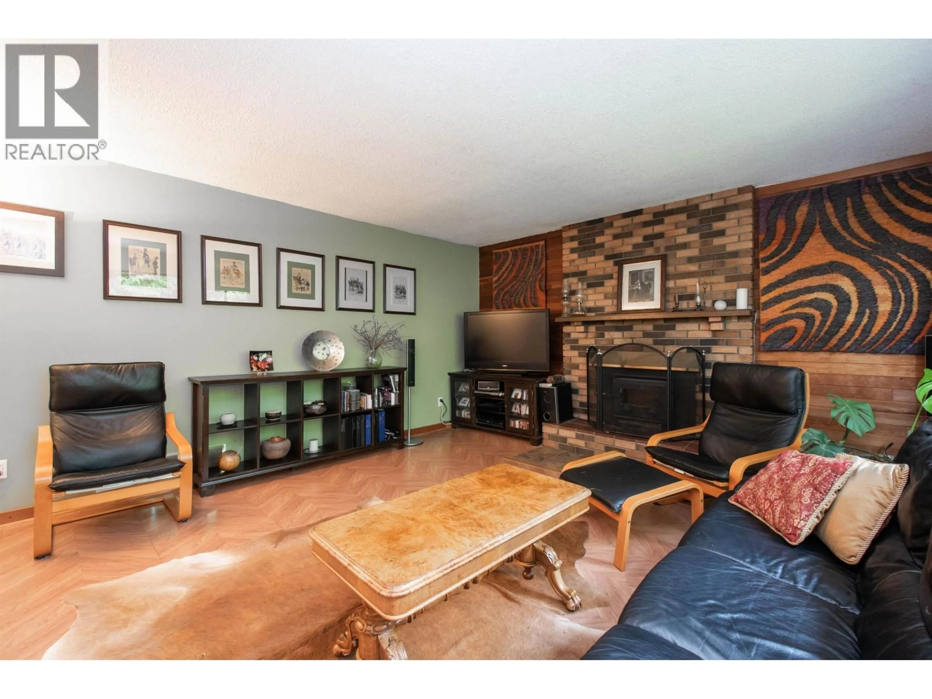 Living room with furniture, wood/laminate floor for 3875 REGENT AVENUE, North Vancouver British Columbia V7N2C3