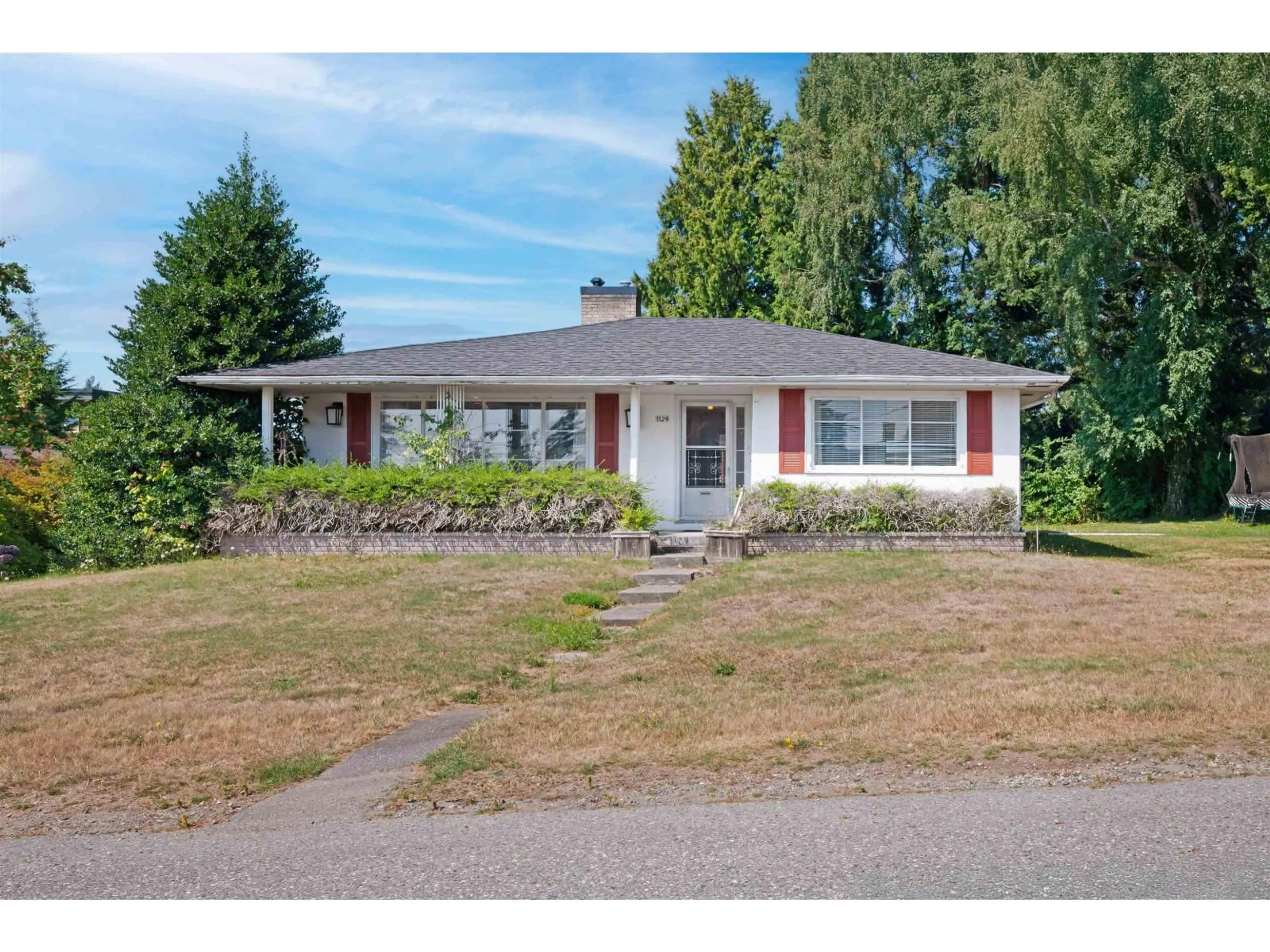Home with vinyl exterior material, street for 1129 DOLPHIN, White Rock British Columbia V4B4G6