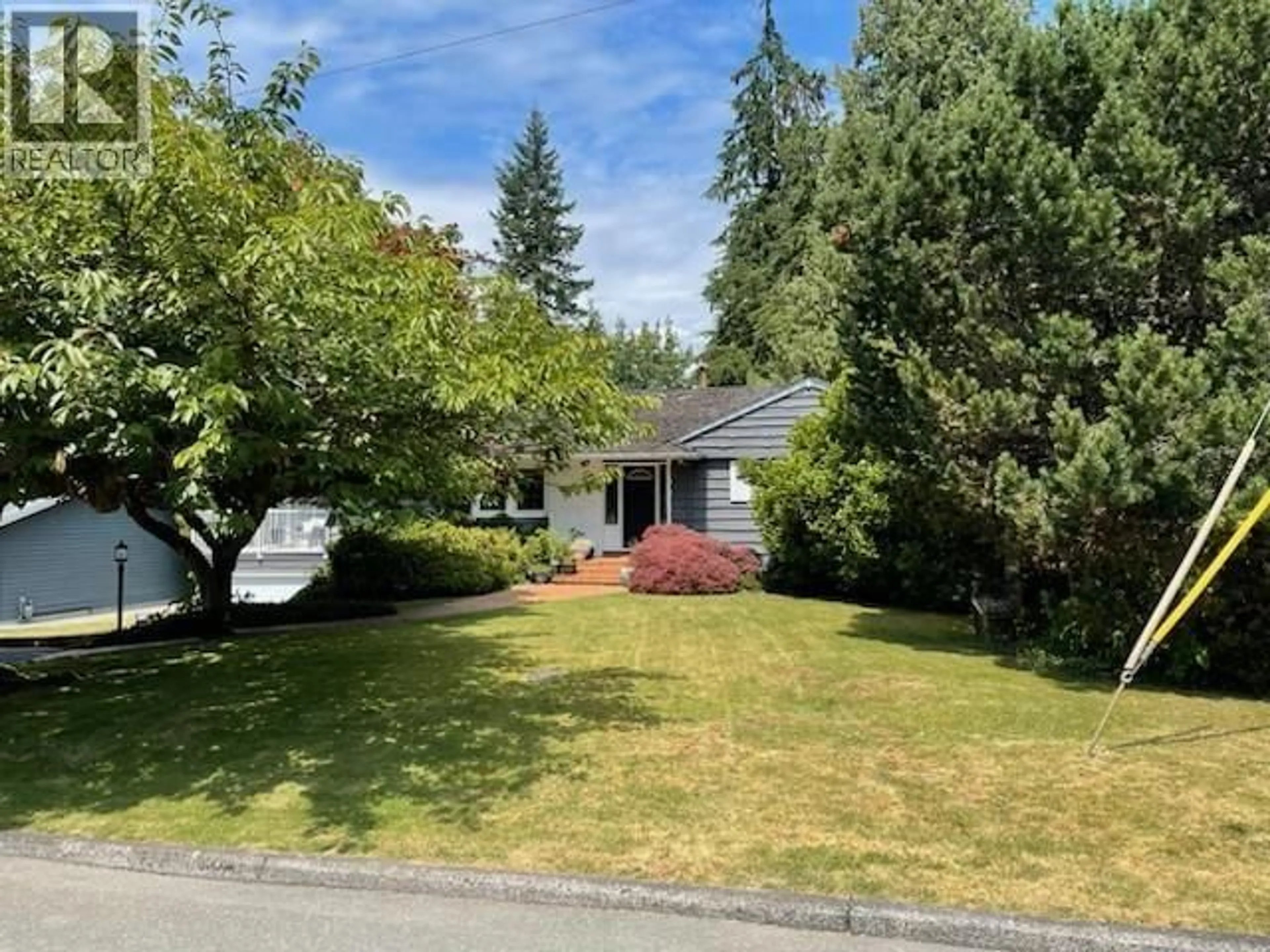 A pic from outside/outdoor area/front of a property/back of a property/a pic from drone, street for 939 SELKIRK CRESCENT, Coquitlam British Columbia V3J6E4