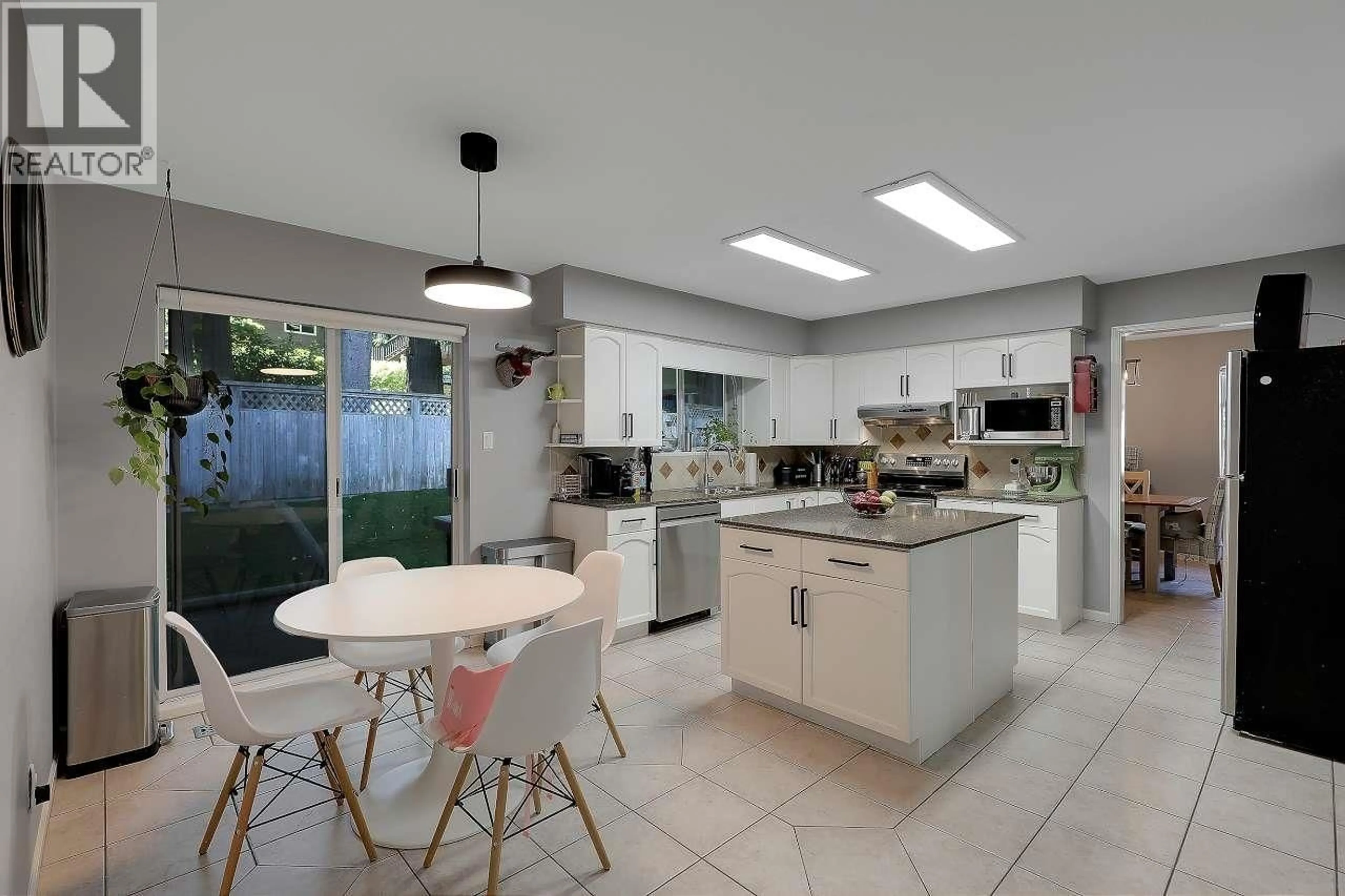 Open concept kitchen, ceramic/tile floor for 5256 CAMBRIDGE COURT, Delta British Columbia V4M3Z1