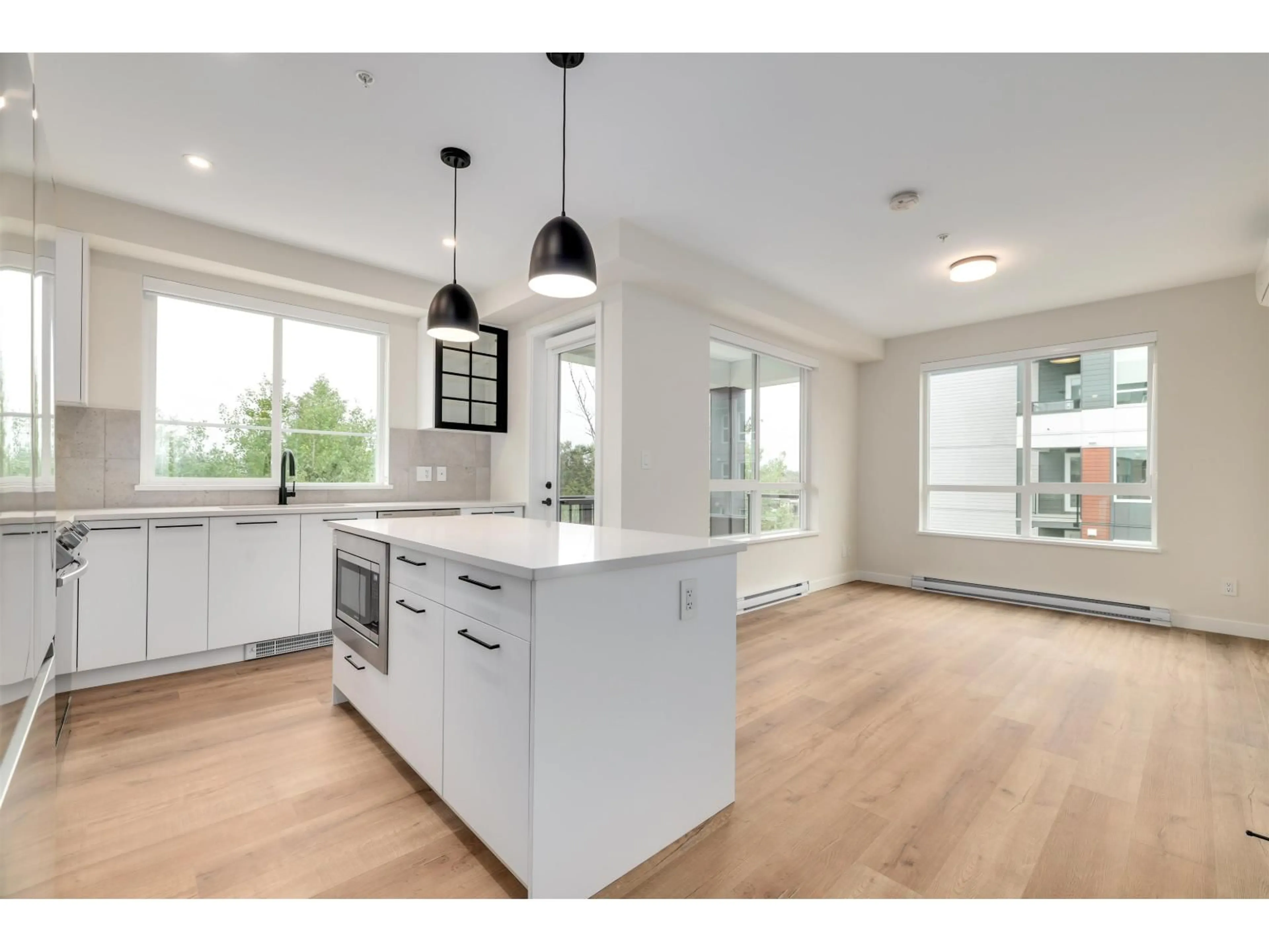 Open concept kitchen, wood/laminate floor for 522 - 8117 200A, Langley British Columbia V2Y3W9