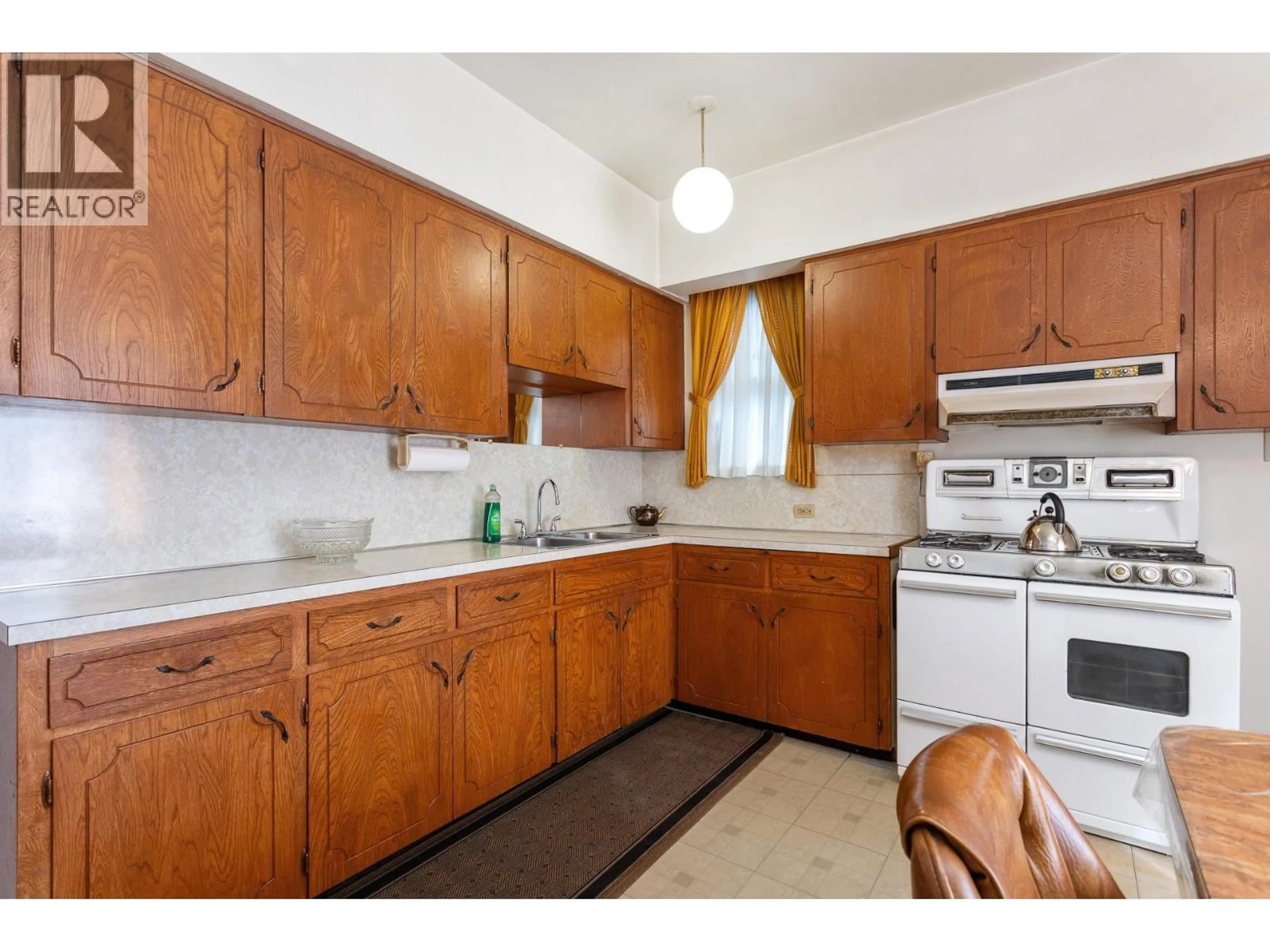 Standard kitchen, unknown for 2206 MUSQUEAMVIEW STREET, Vancouver British Columbia V6K4G9