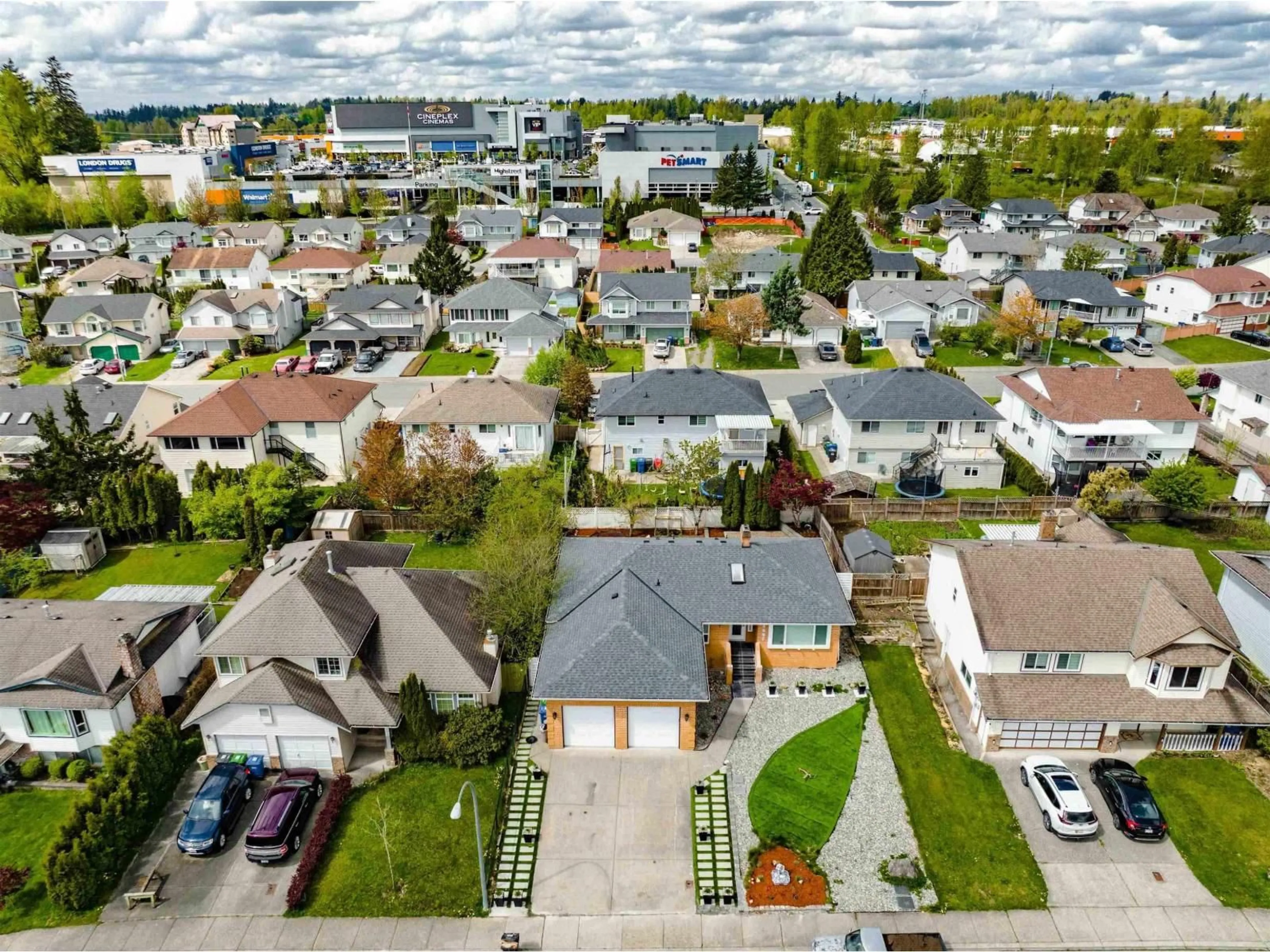 A pic from outside/outdoor area/front of a property/back of a property/a pic from drone, street for 3097 GOLDFINCH, Abbotsford British Columbia V2T5J4