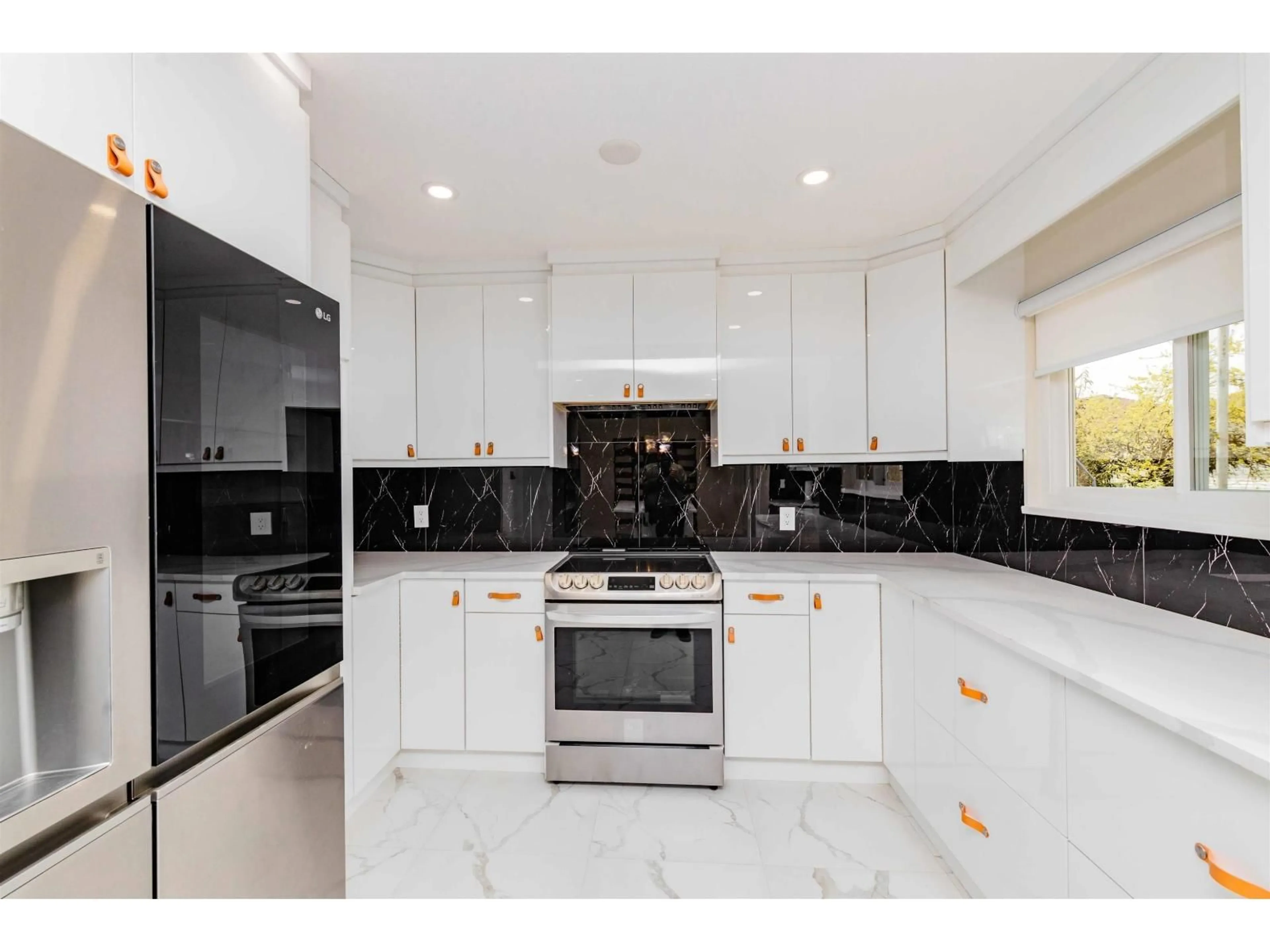Contemporary kitchen, ceramic/tile floor for 3097 GOLDFINCH, Abbotsford British Columbia V2T5J4