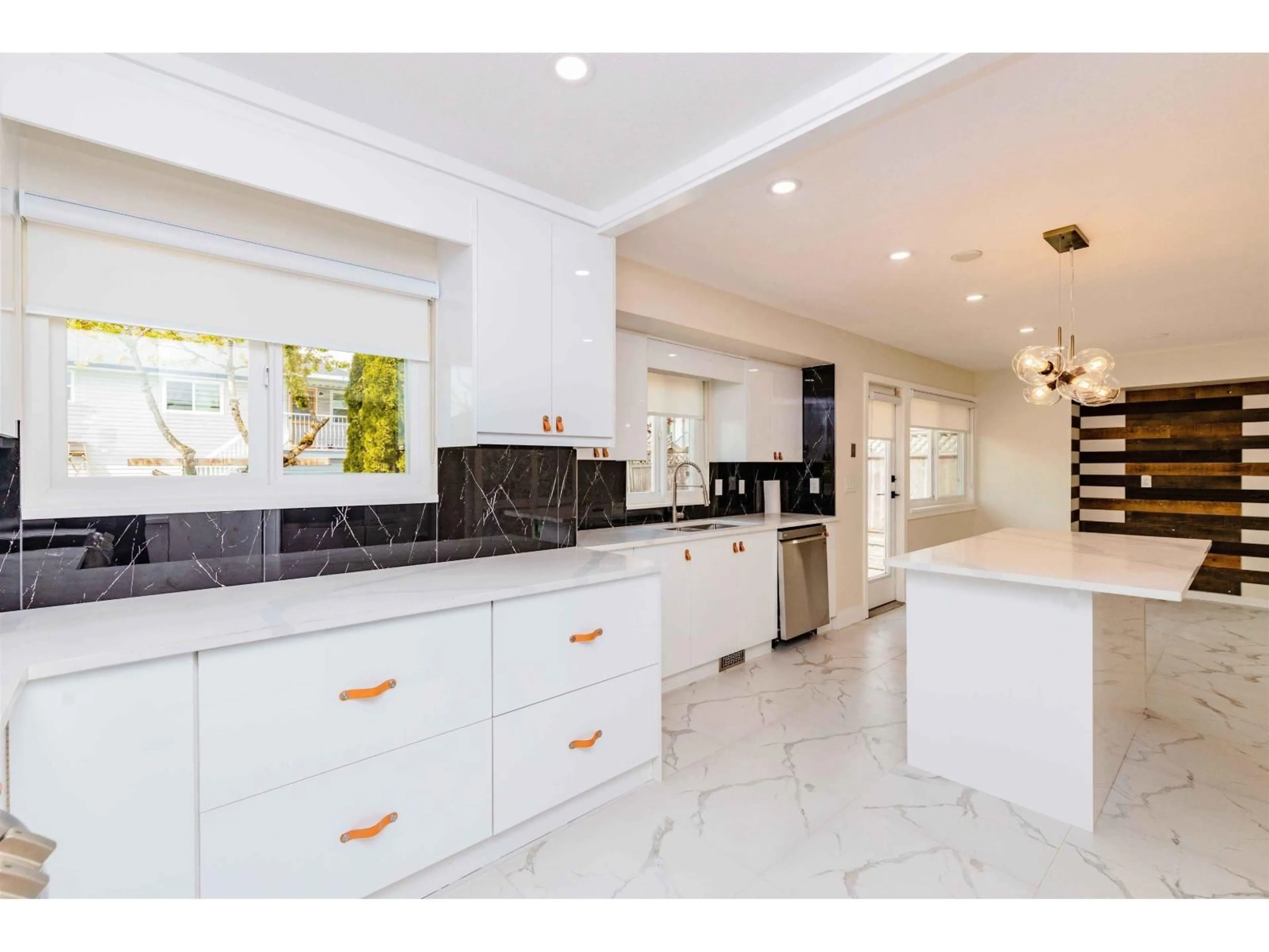 Open concept kitchen, ceramic/tile floor for 3097 GOLDFINCH, Abbotsford British Columbia V2T5J4