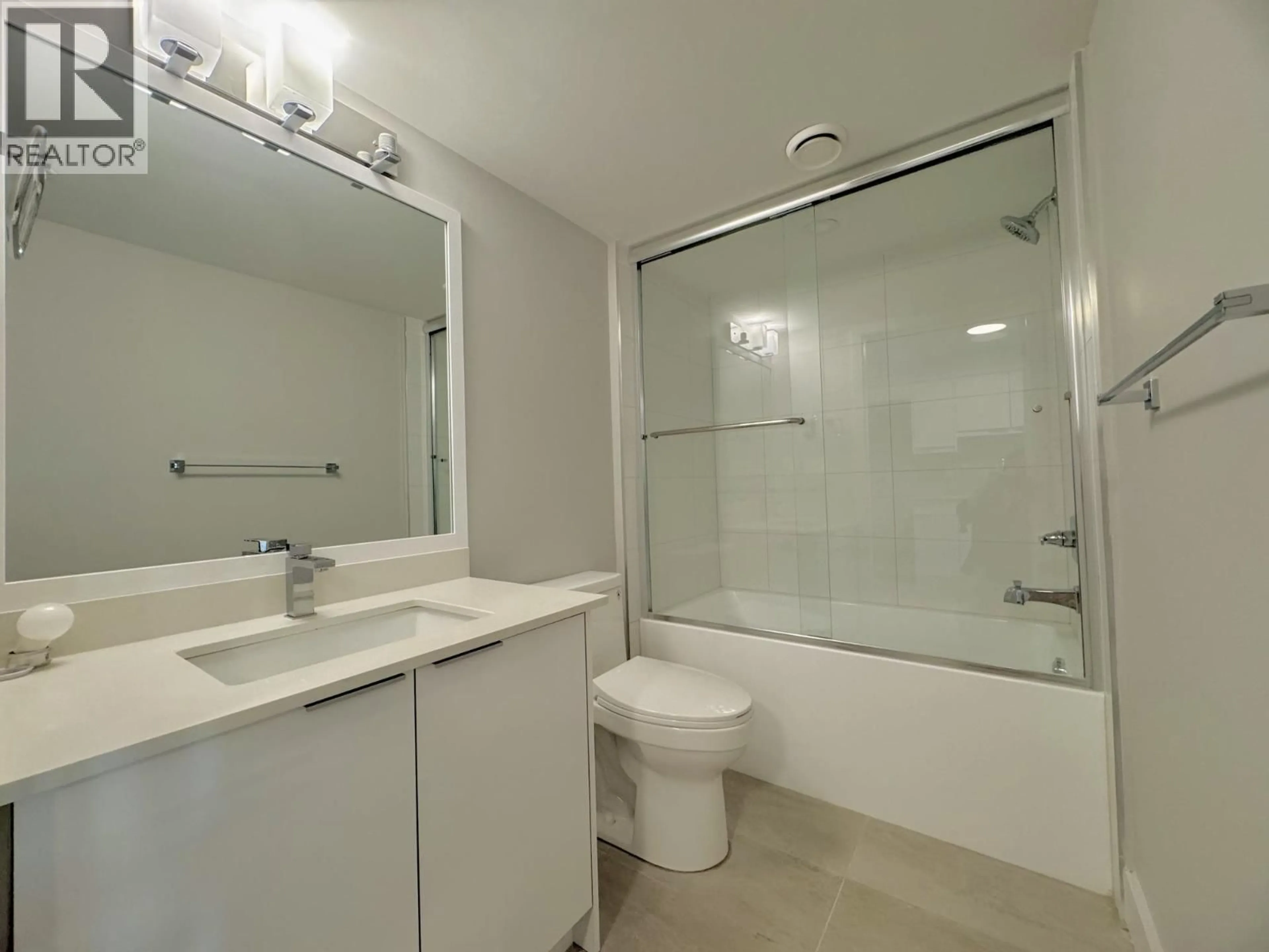 Standard bathroom, unknown for 304 - 3050 KINGSWAY, Vancouver British Columbia V5R5J7
