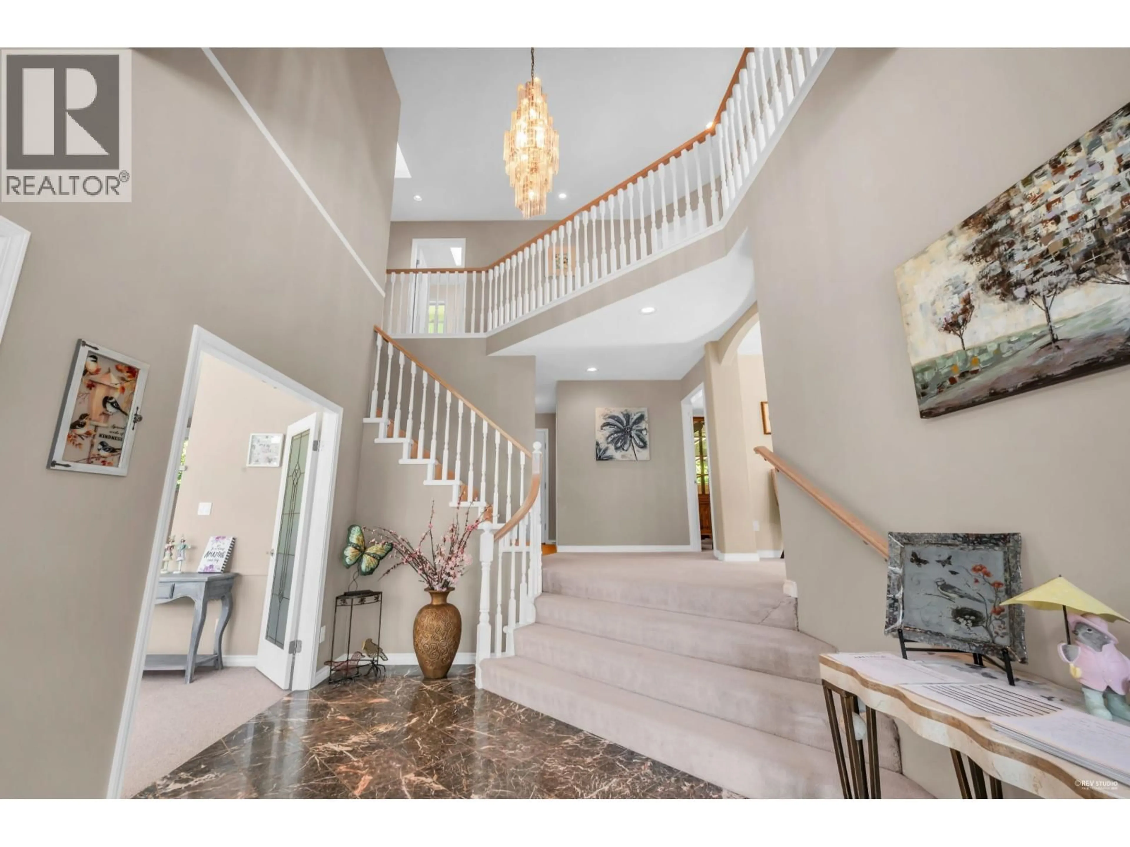 Indoor foyer for 3945 BRAEMAR PLACE, North Vancouver British Columbia V7N4M8
