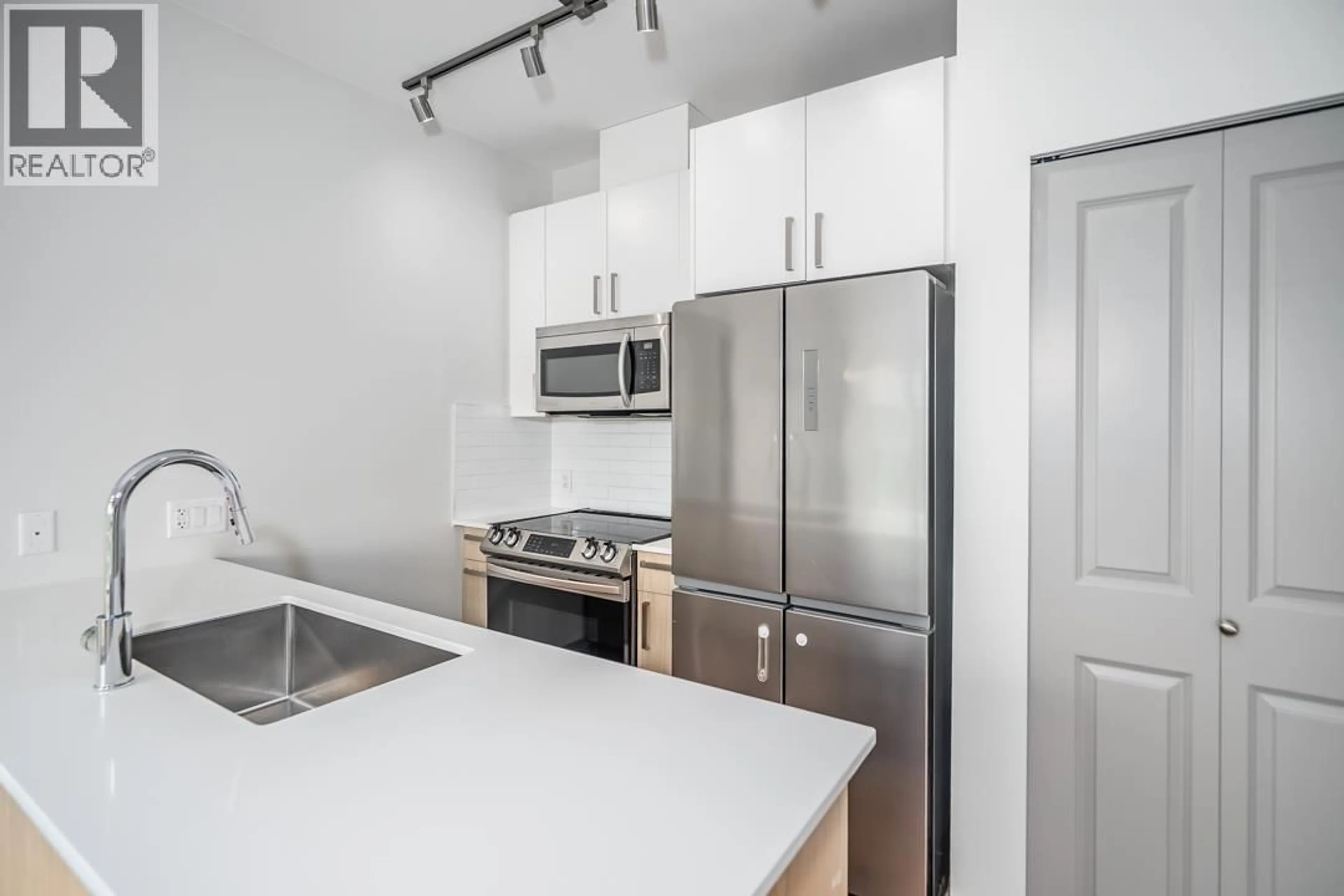 Standard kitchen, unknown for 411 - 6968 ROYAL OAK AVENUE, Burnaby British Columbia V5J4J2