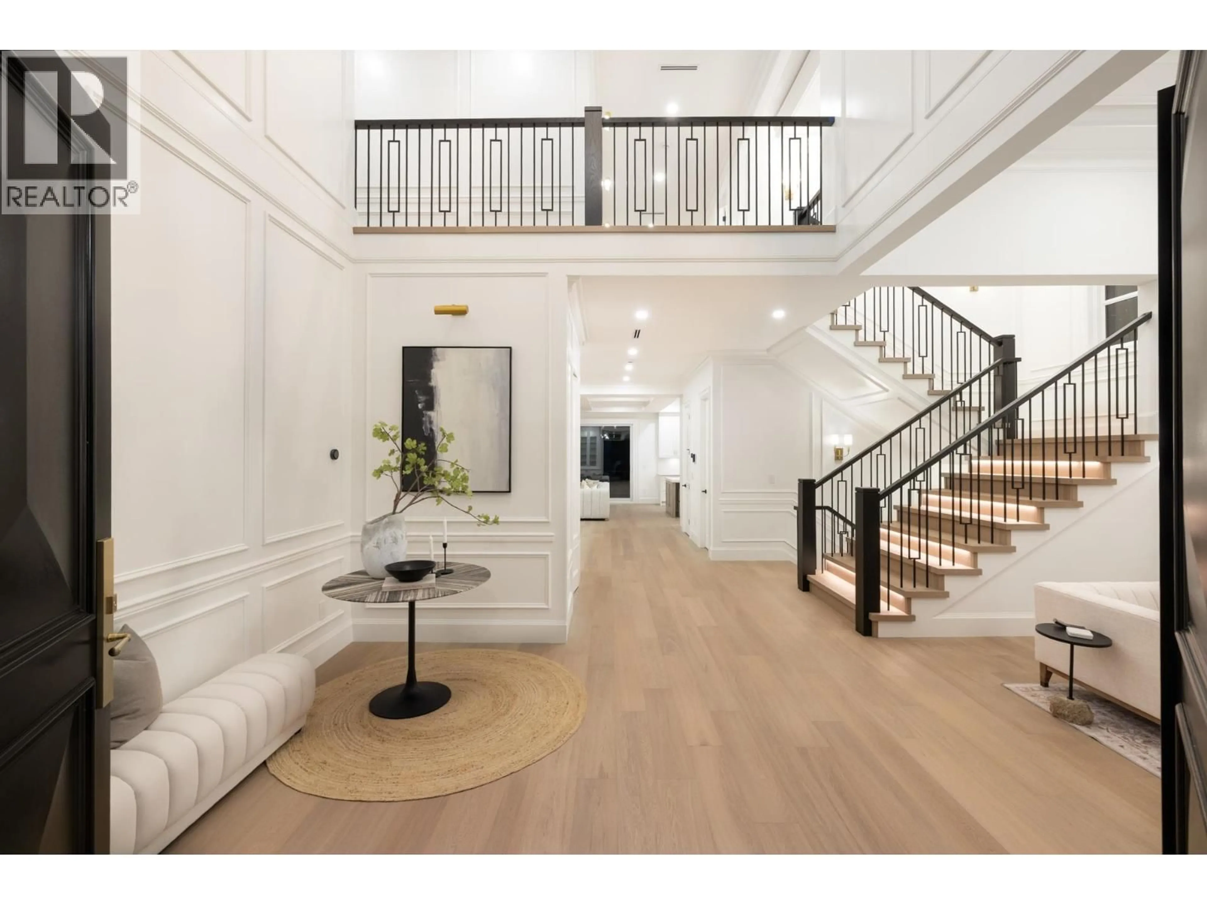Indoor foyer for 8316 GOVERNMENT ROAD, Burnaby British Columbia V5A2E3