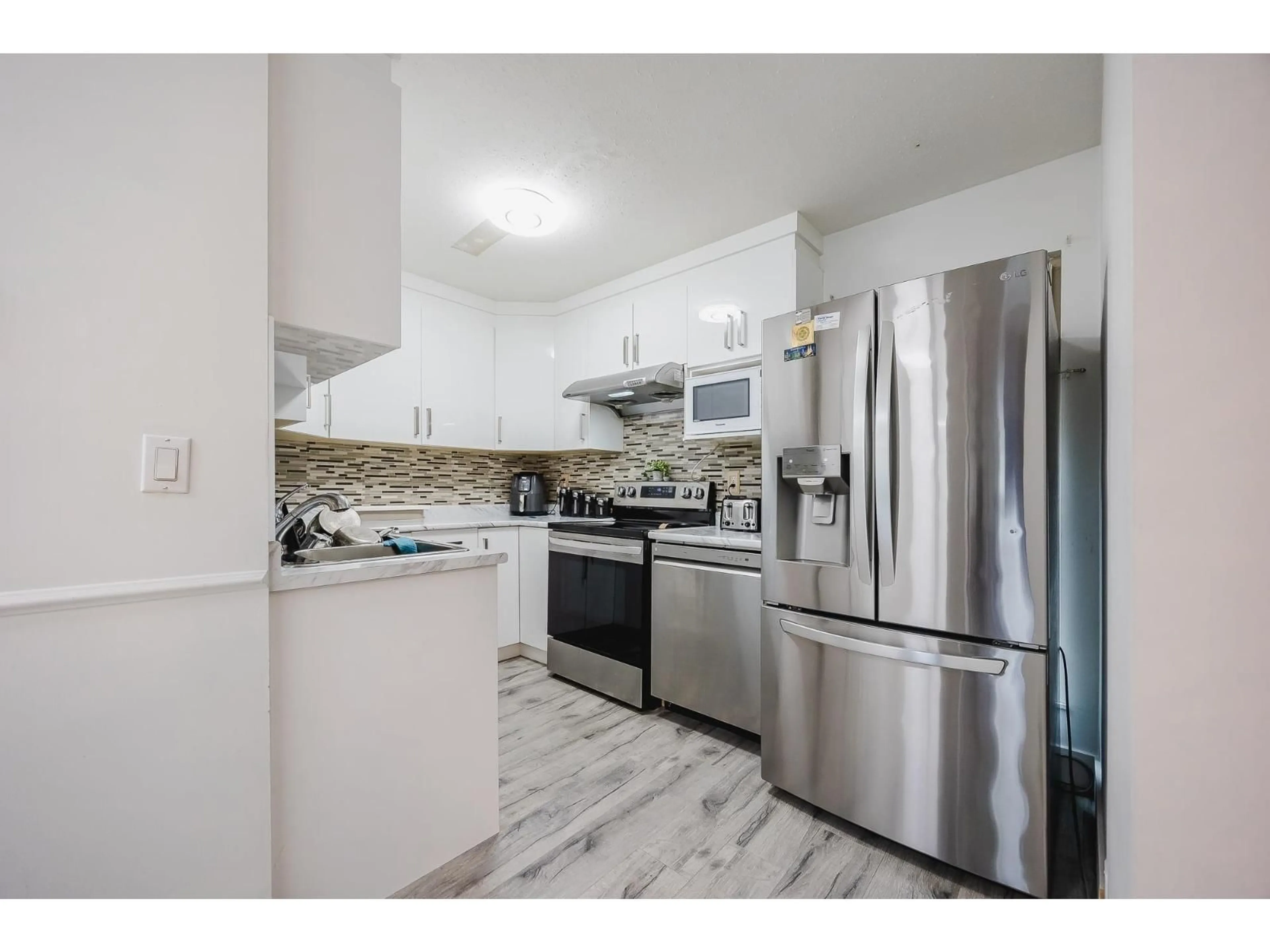 Standard kitchen, ceramic/tile floor for 14 - 3075 TRETHEWEY, Abbotsford British Columbia V2T3R4