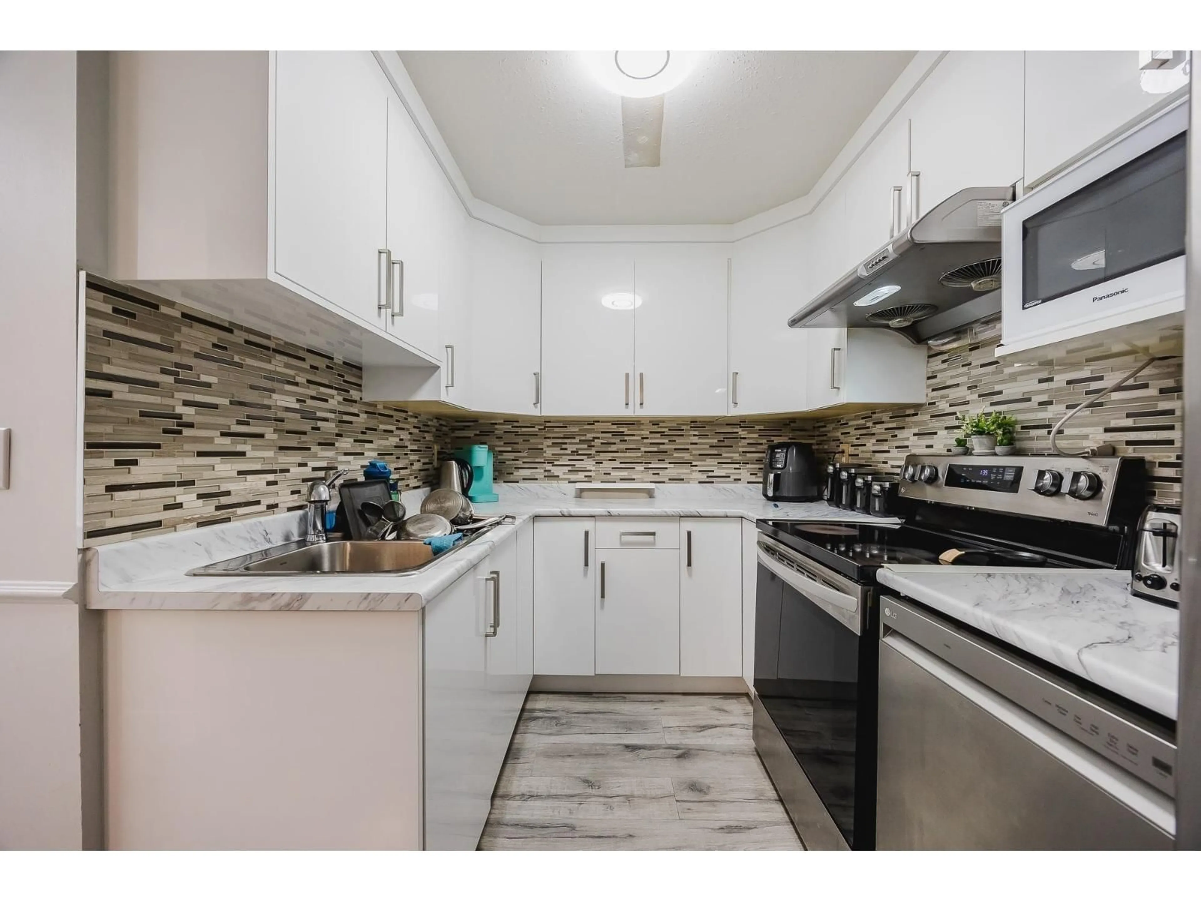 Standard kitchen, ceramic/tile floor for 14 - 3075 TRETHEWEY, Abbotsford British Columbia V2T3R4