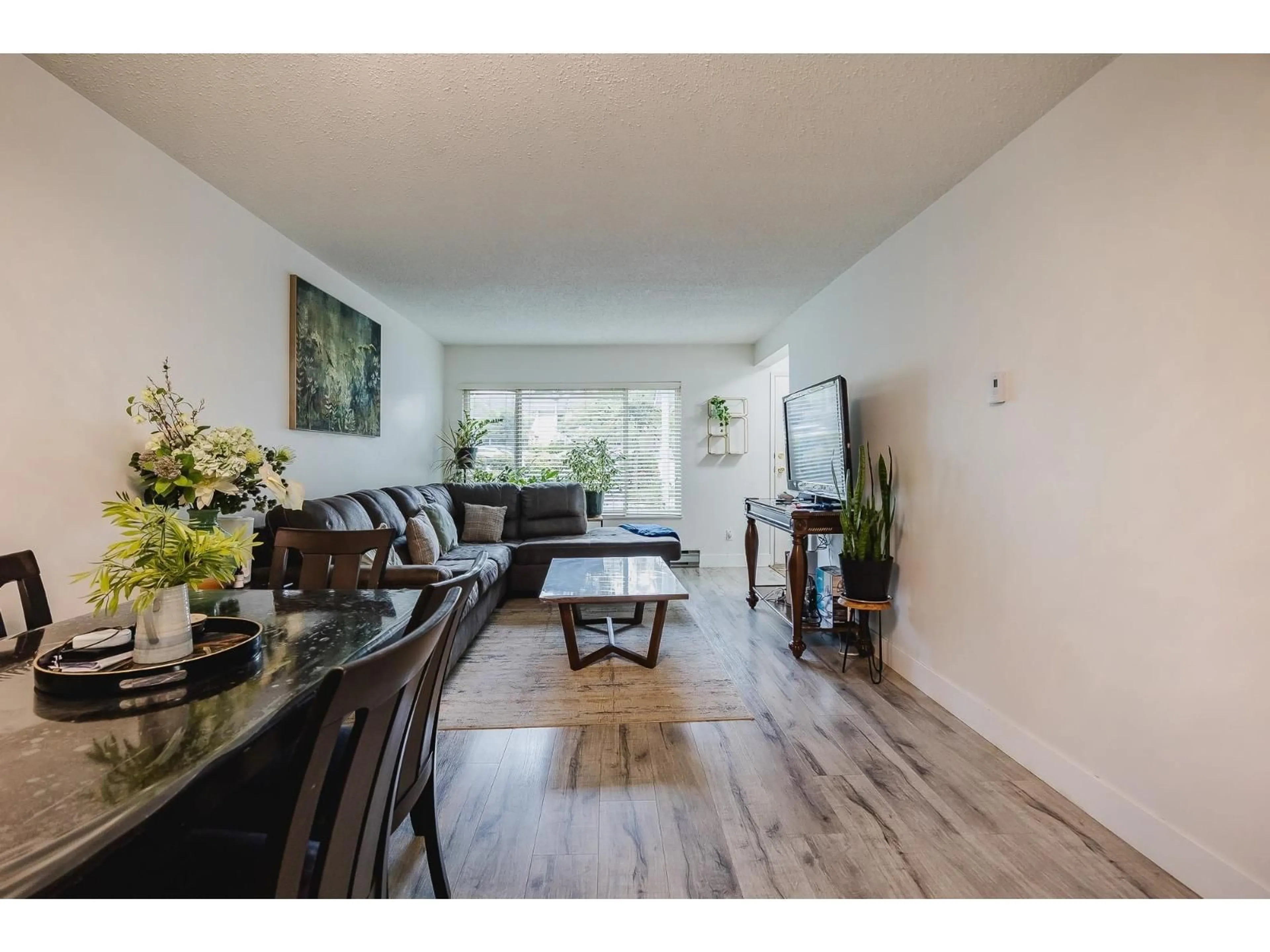 Living room with furniture, wood/laminate floor for 14 - 3075 TRETHEWEY, Abbotsford British Columbia V2T3R4