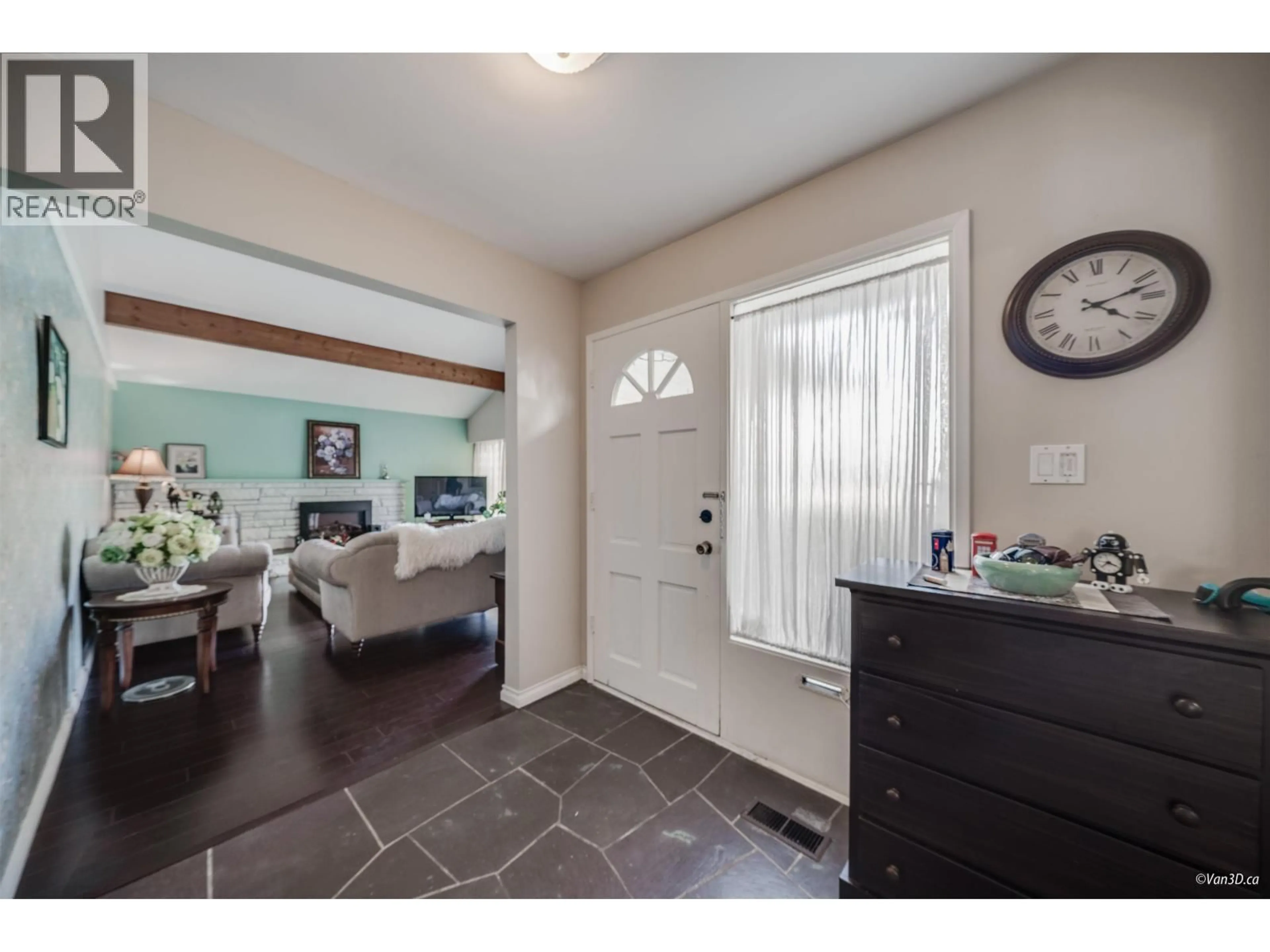 Indoor entryway for 5681 SARDIS CRESCENT, Burnaby British Columbia V5H3K4