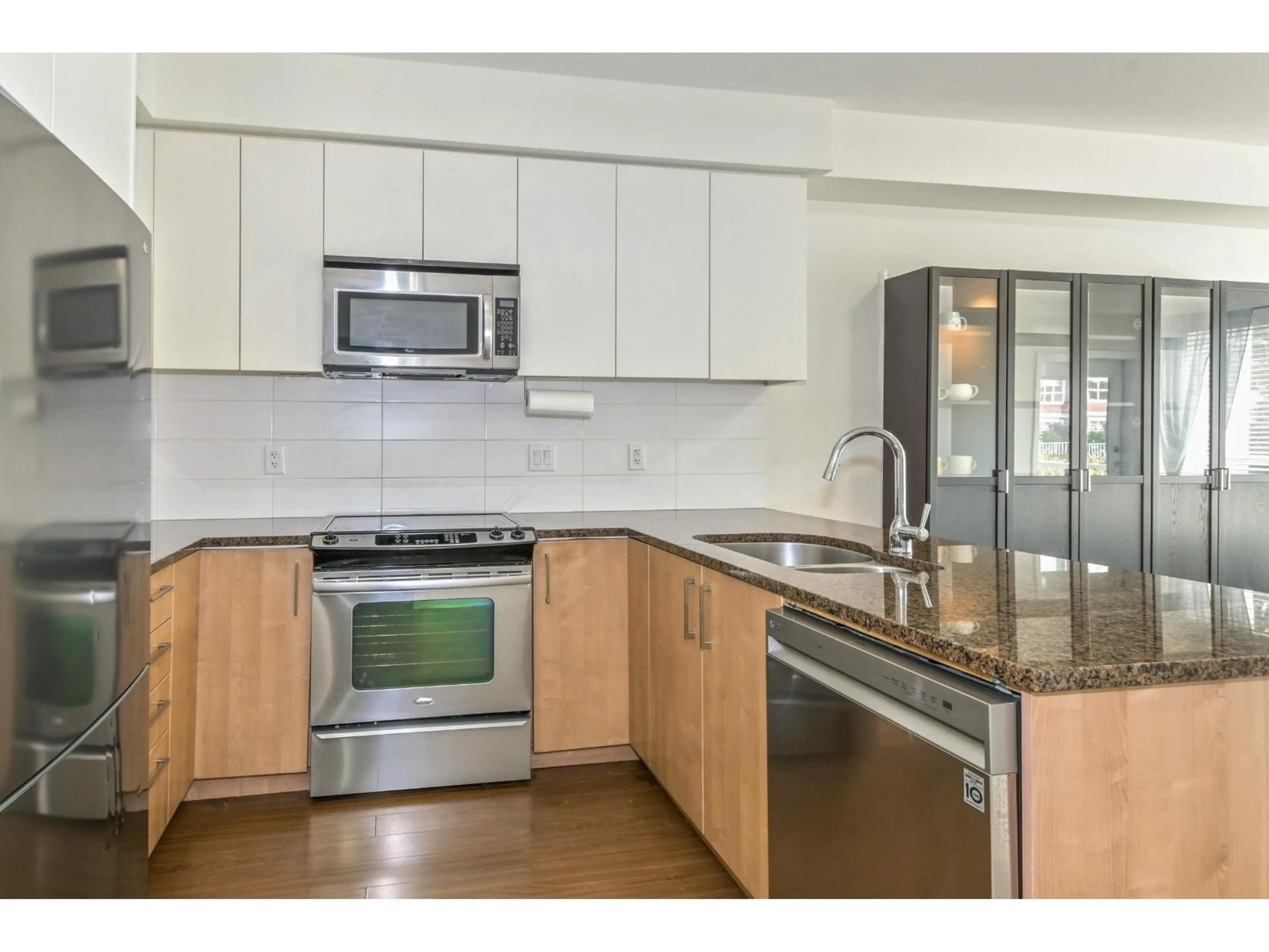 Standard kitchen, unknown for 306 - 6450 194, Surrey British Columbia V4N6J8