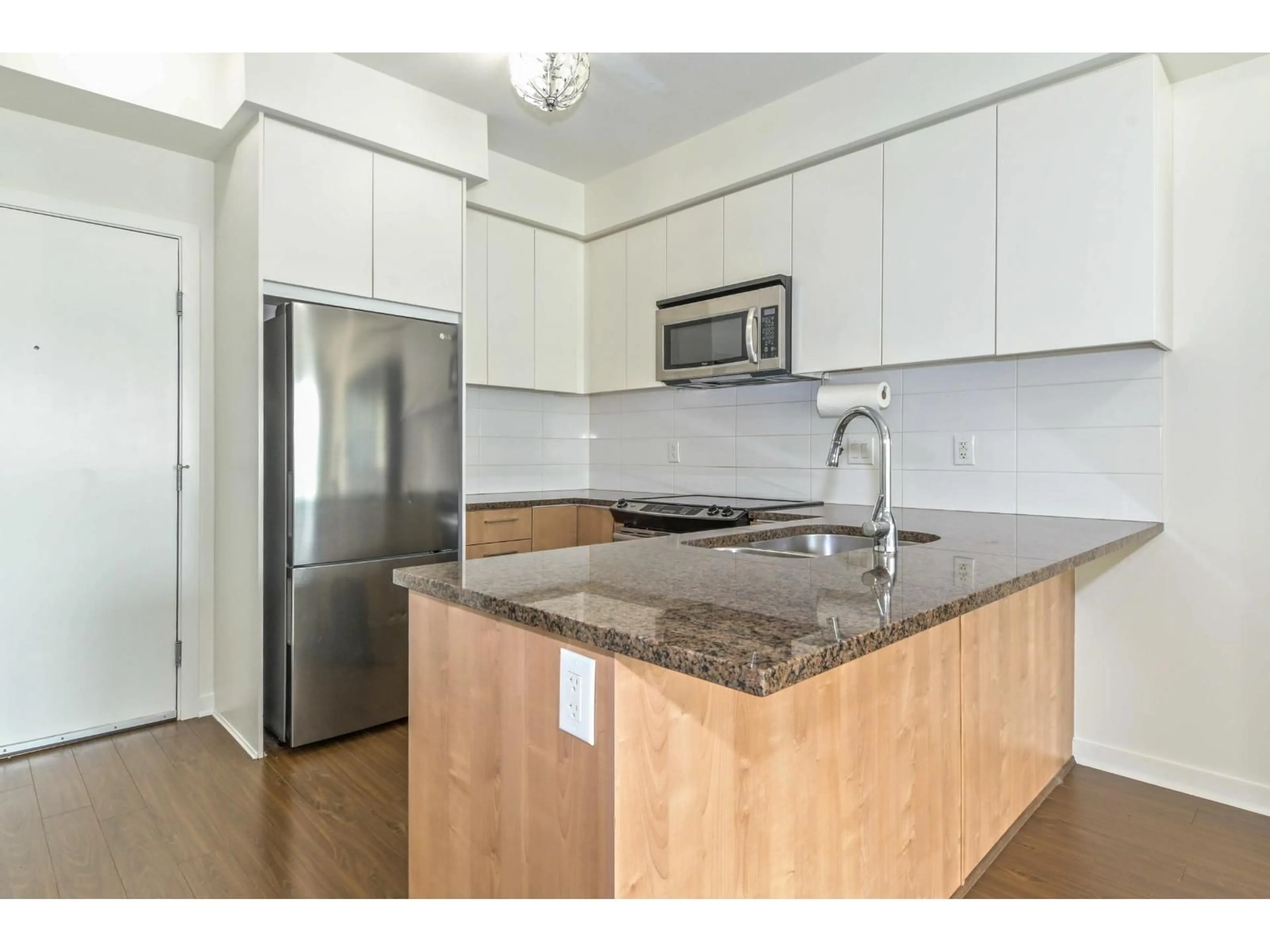 Standard kitchen, unknown for 306 - 6450 194, Surrey British Columbia V4N6J8