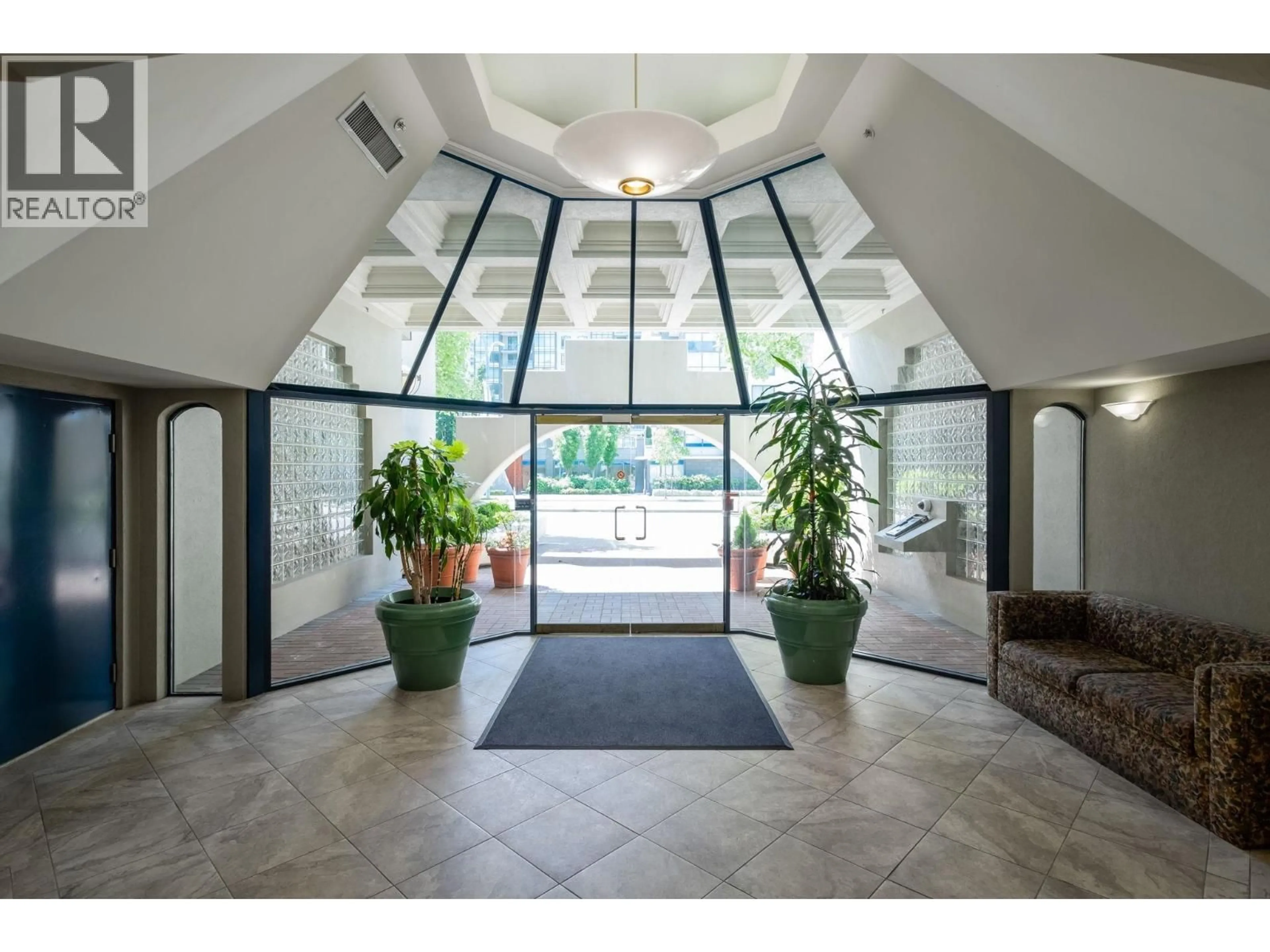 Indoor foyer for 1605 - 6088 MINORU BOULEVARD, Richmond British Columbia V6Y4A8