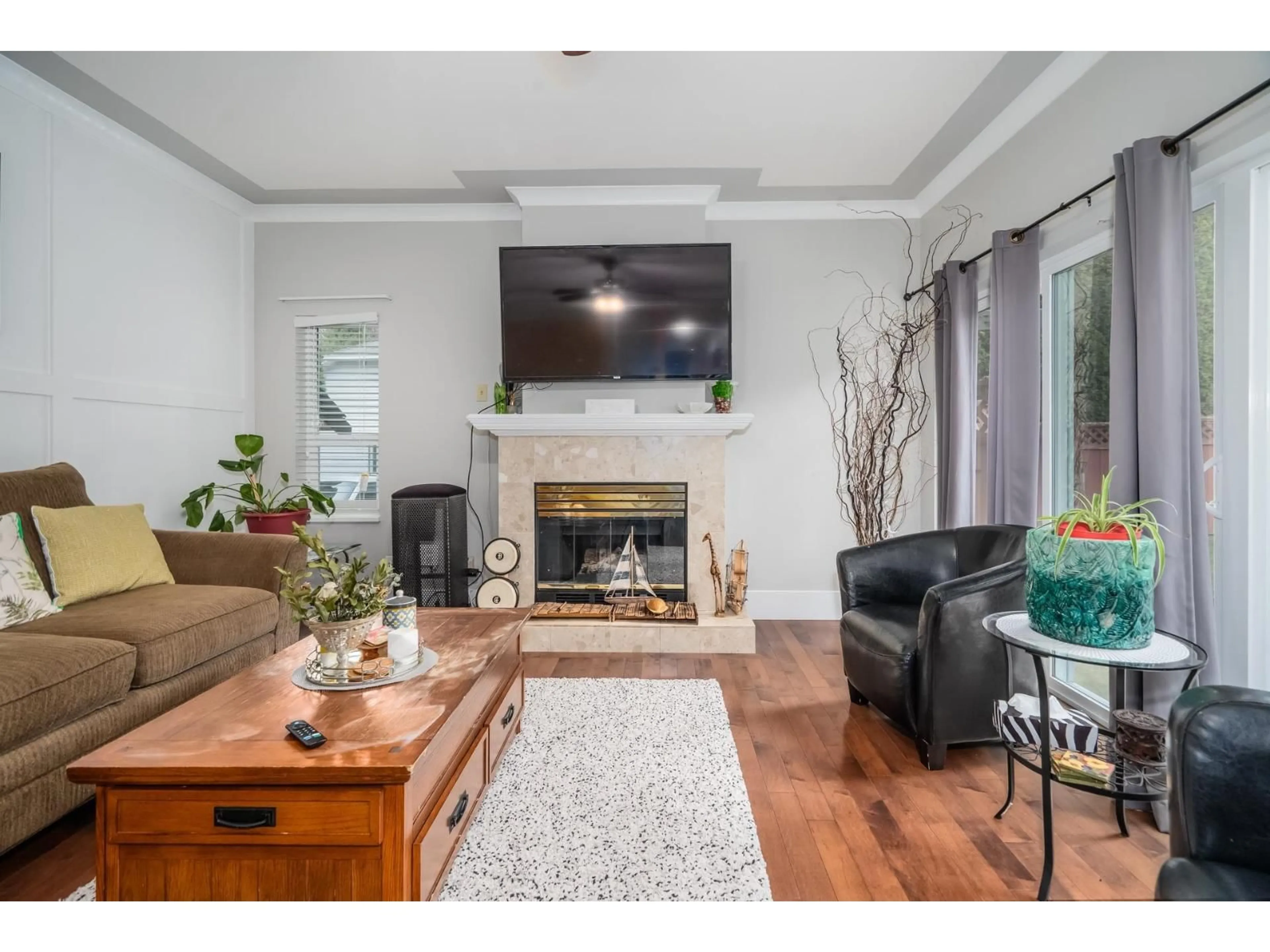 Living room with furniture, wood/laminate floor for 2237 MOUNTAIN, Abbotsford British Columbia V3G1E3