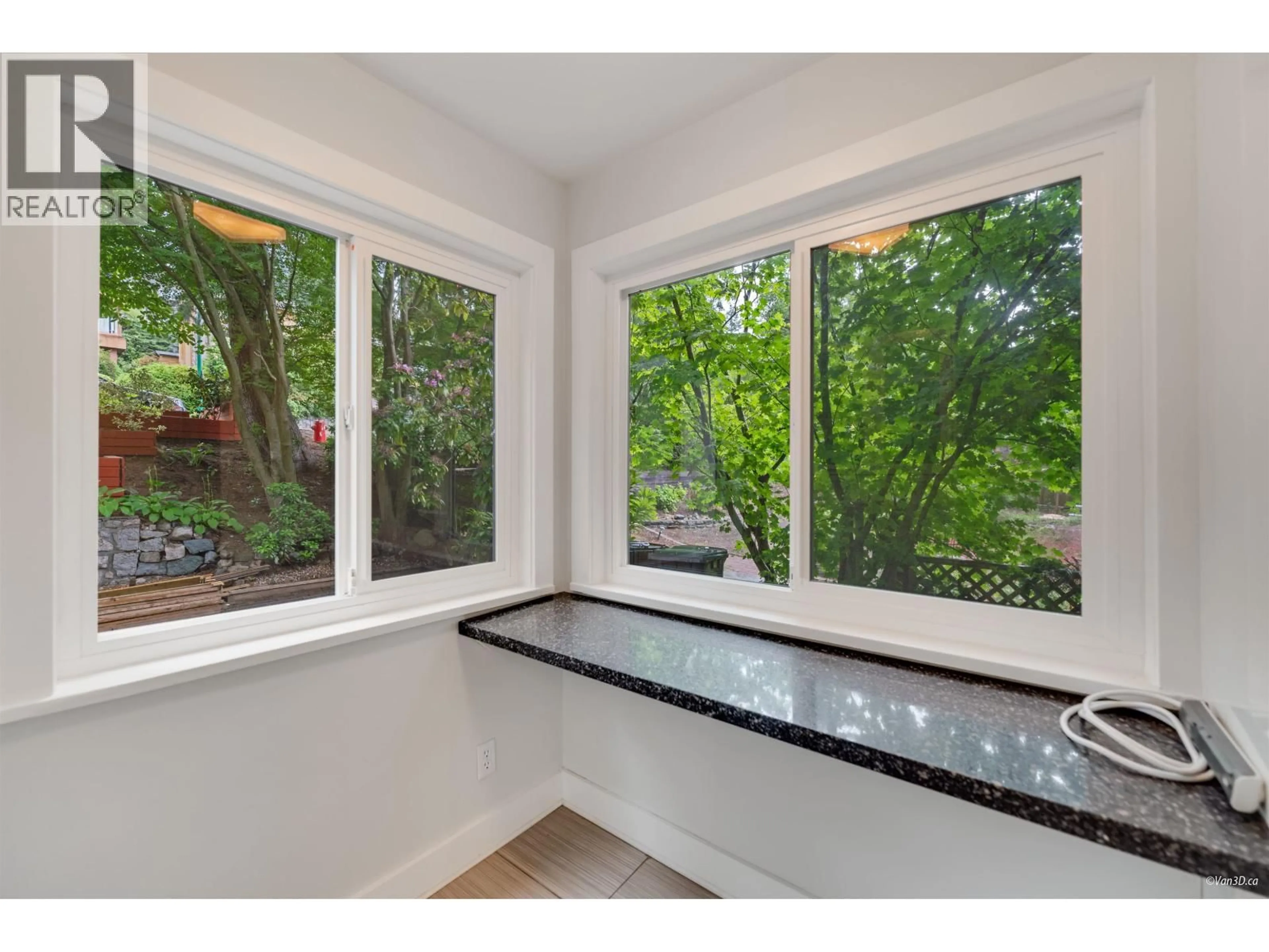 Contemporary bathroom, ceramic/tile floor for 271 MONTROYAL BOULEVARD, North Vancouver British Columbia V7N4E4