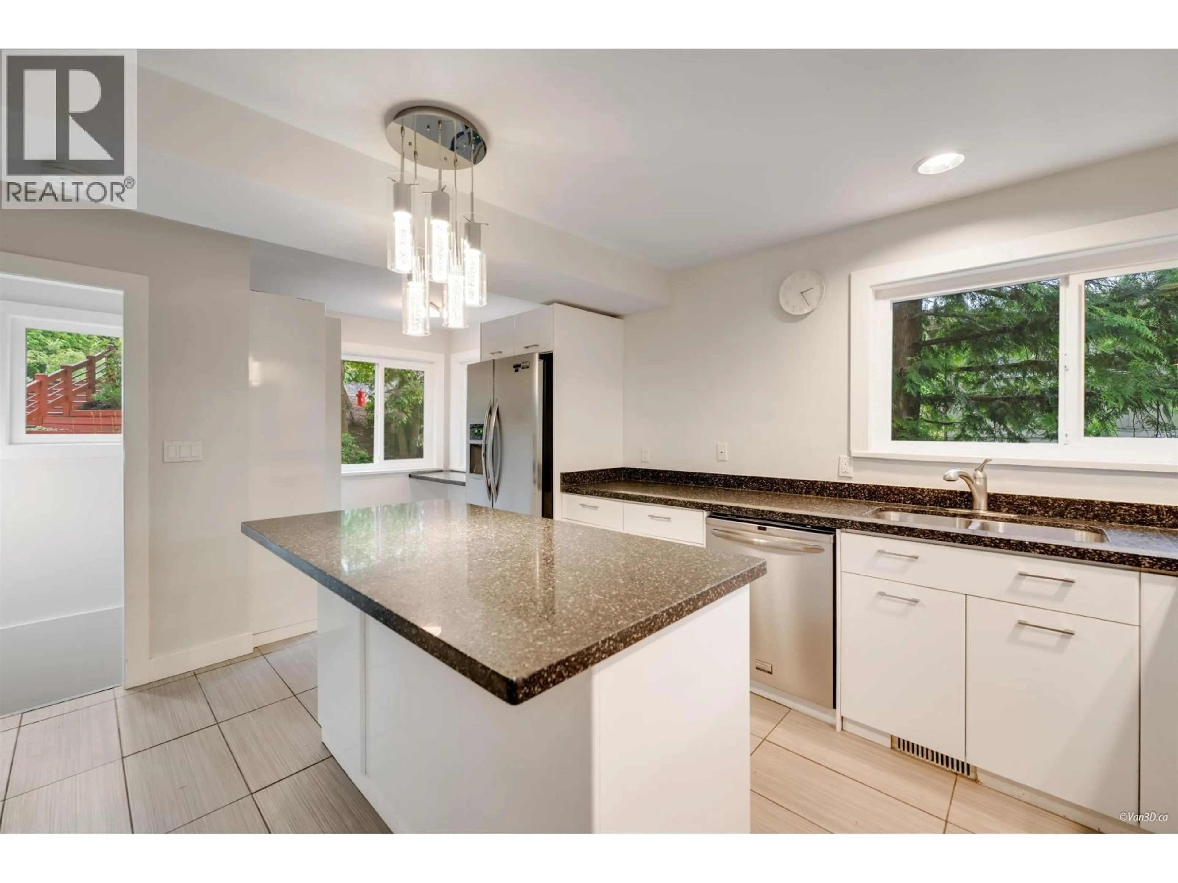 Open concept kitchen, ceramic/tile floor for 271 MONTROYAL BOULEVARD, North Vancouver British Columbia V7N4E4