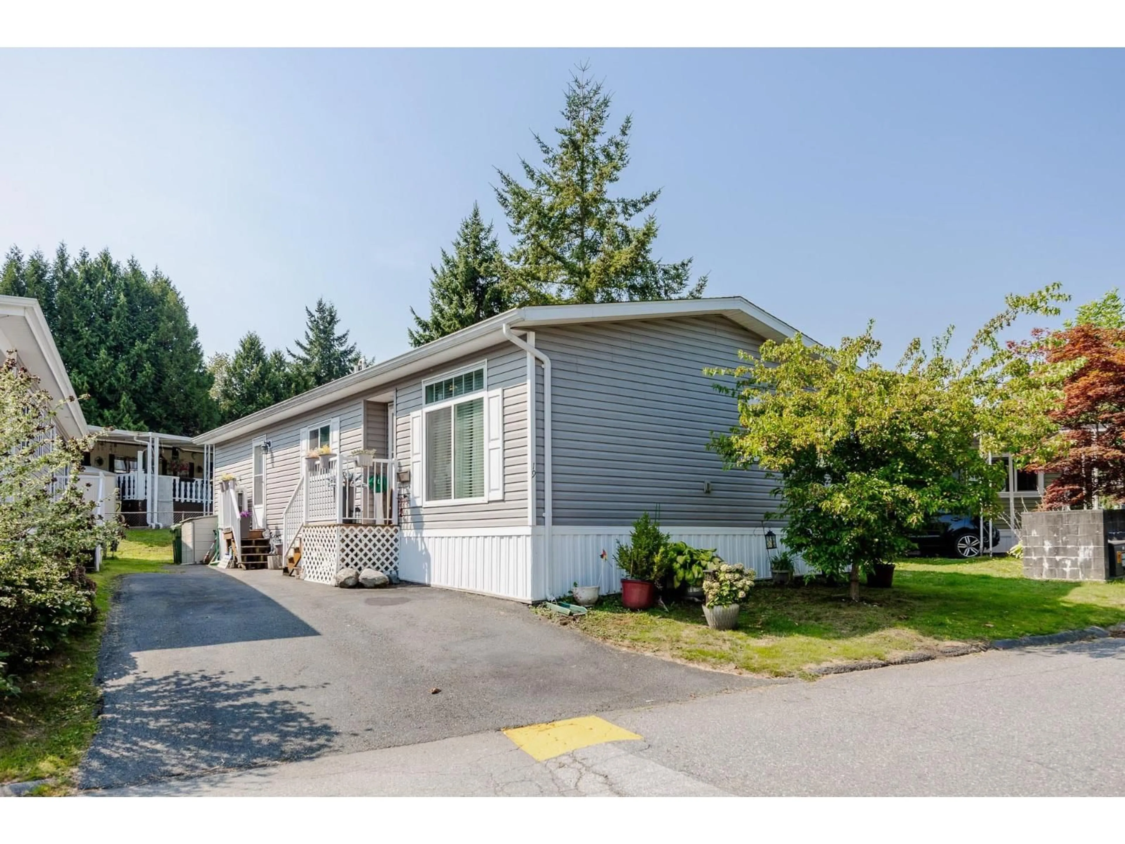 Home with vinyl exterior material, street for 19 - 8220 KING GEORGE, Surrey British Columbia V3W6E1