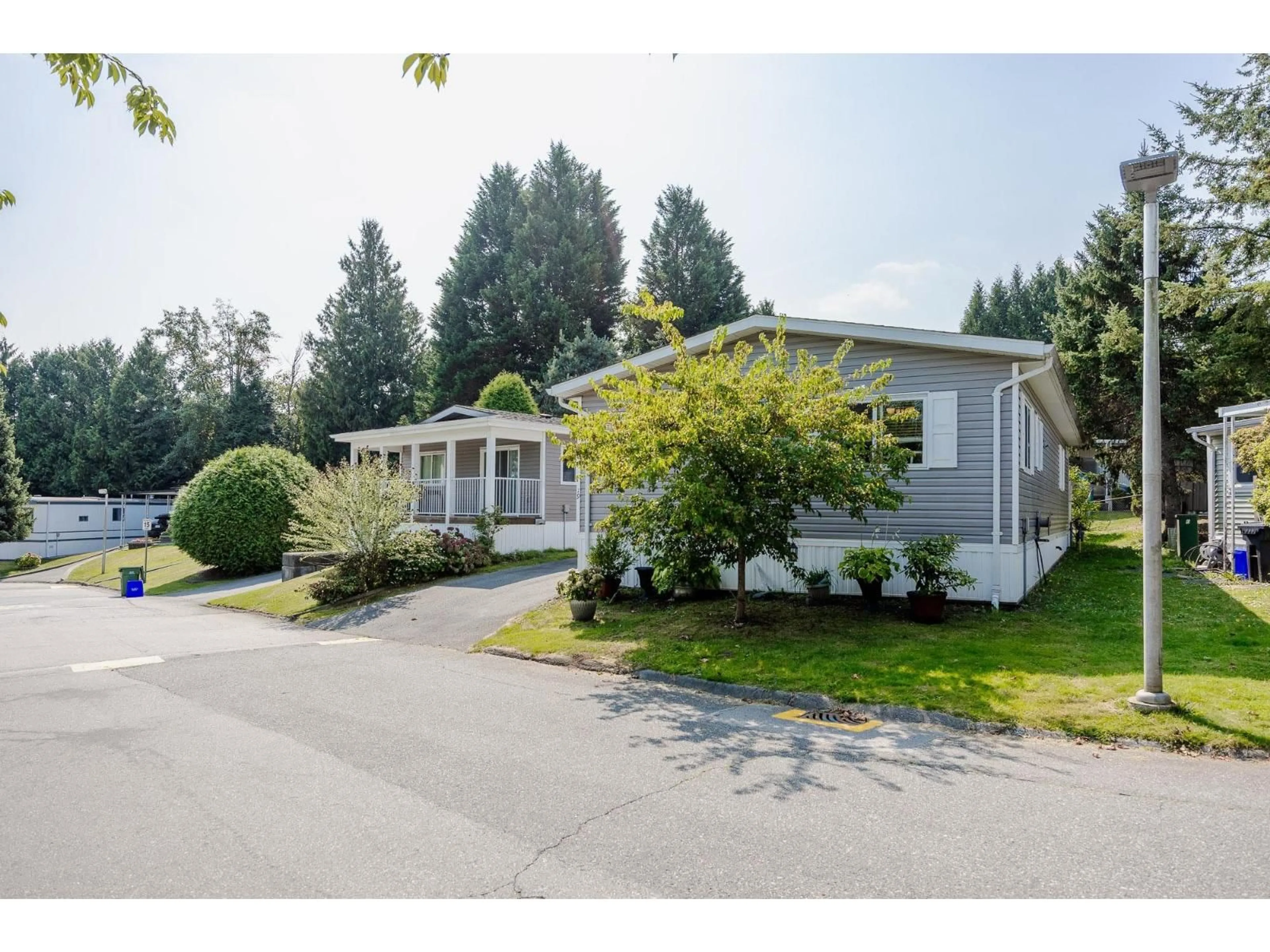 Home with vinyl exterior material, street for 19 - 8220 KING GEORGE, Surrey British Columbia V3W6E1