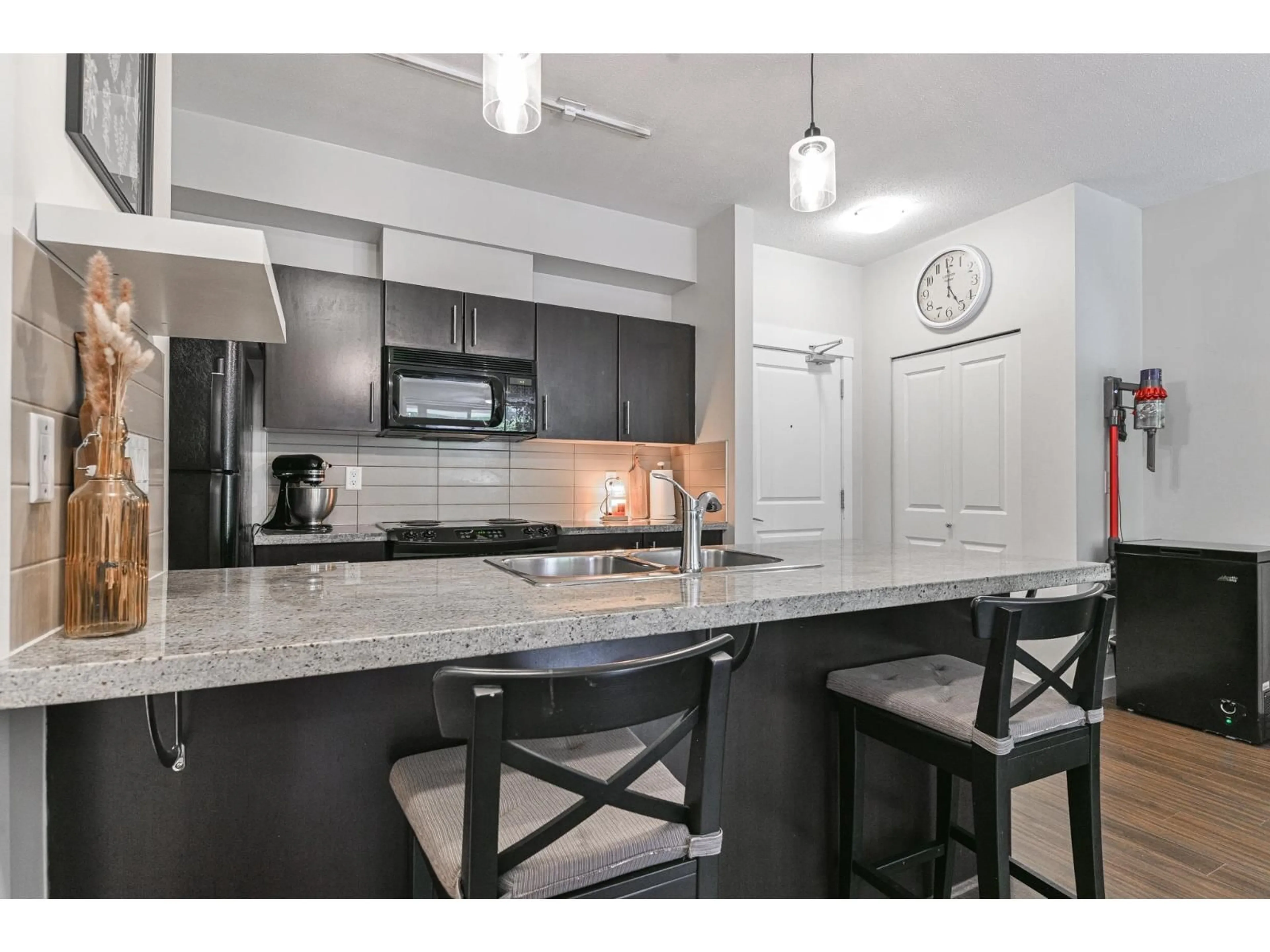 Open concept kitchen, unknown for 116 - 33546 HOLLAND, Abbotsford British Columbia V2S0C1