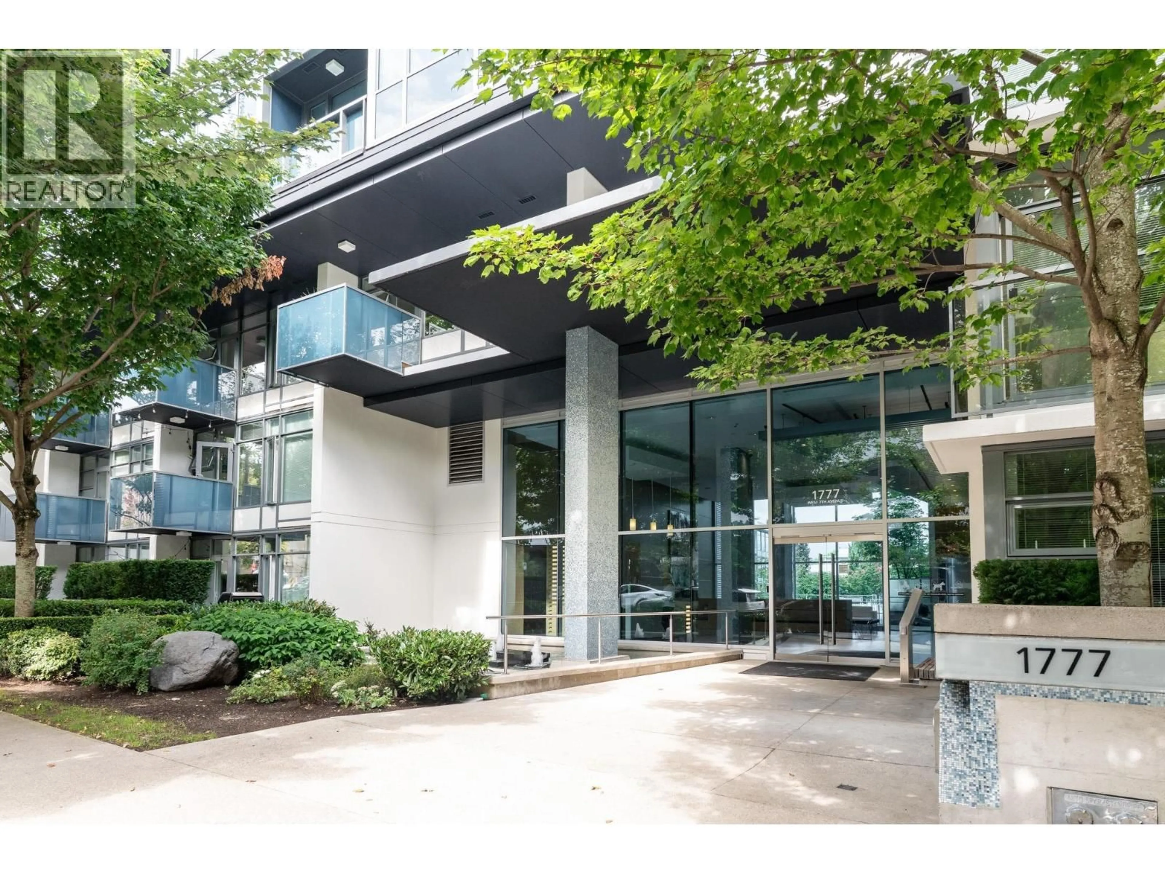 Indoor foyer for 202 - 1777 7TH AVENUE, Vancouver British Columbia V6J0E5