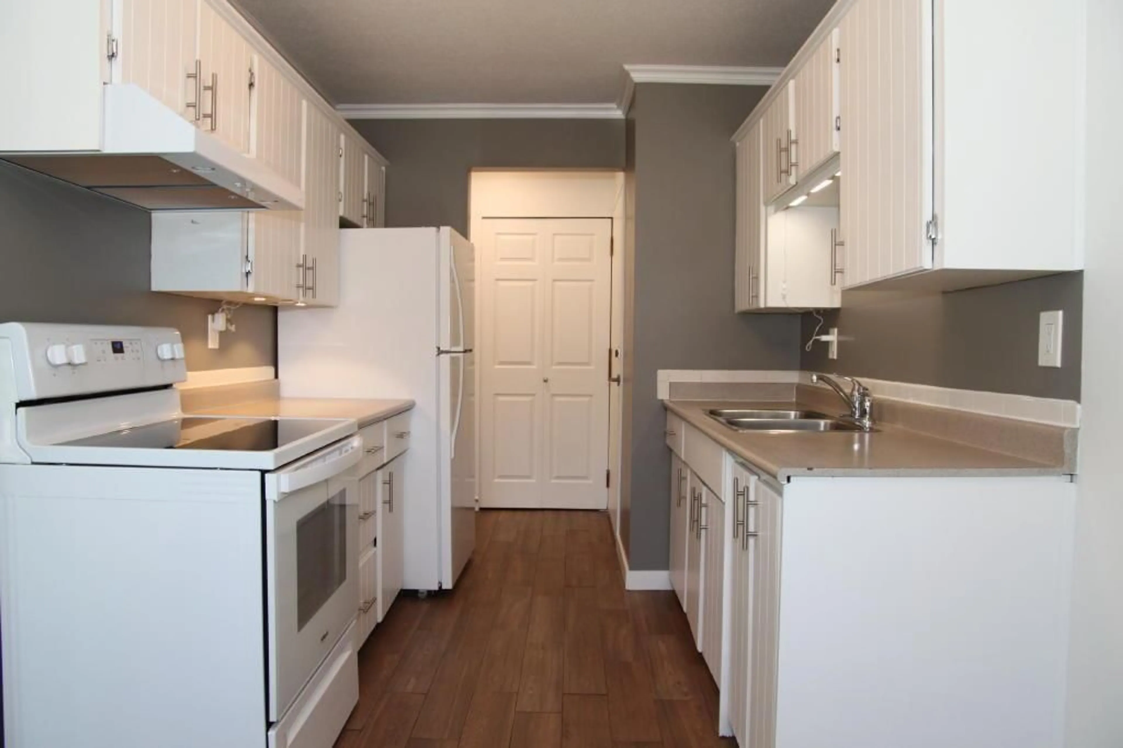 Standard kitchen, wood/laminate floor for 301 - 33664 MARSHALL, Abbotsford British Columbia V2S6E8