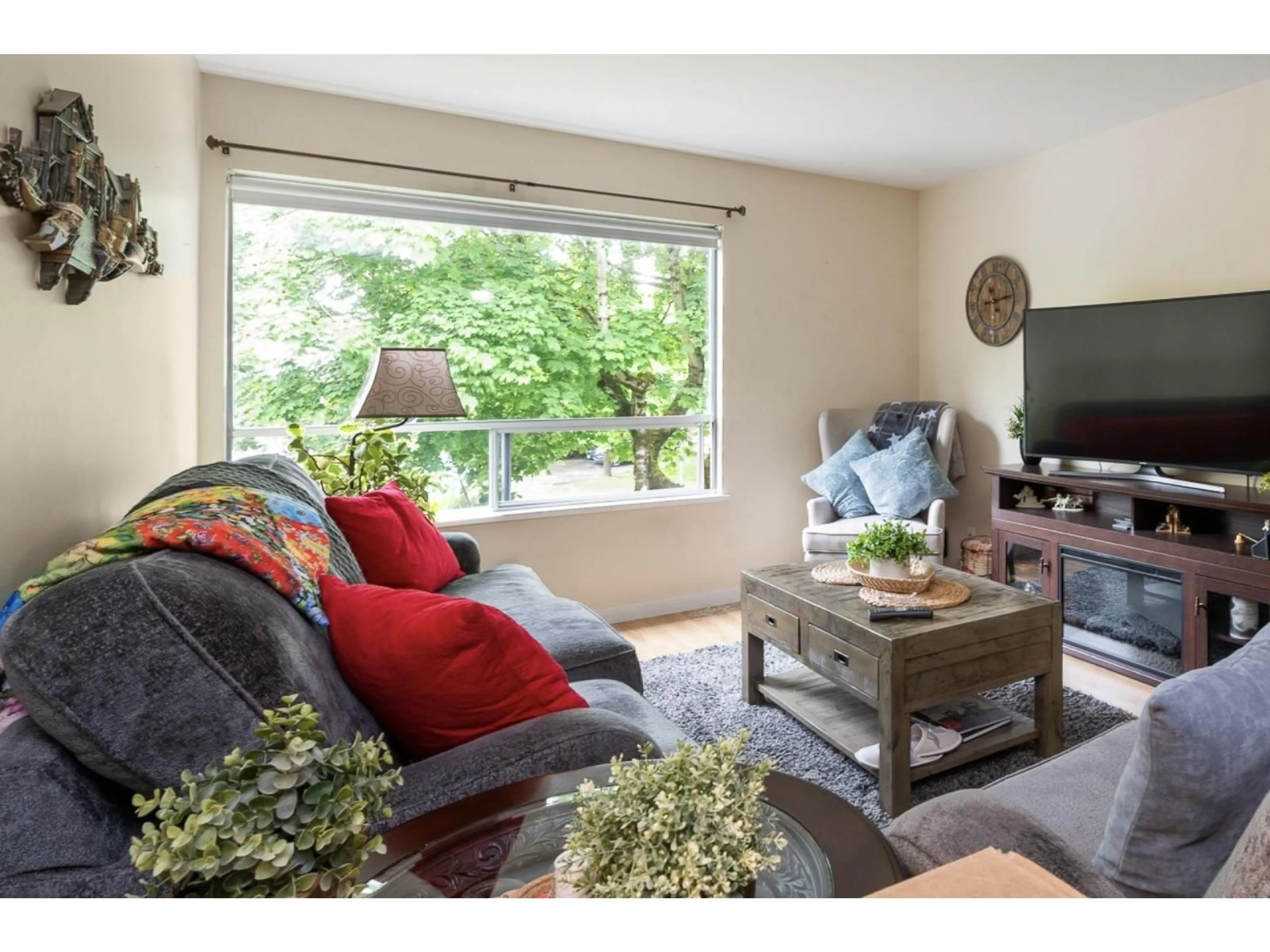 Living room with furniture, wood/laminate floor for 6015 195A, Surrey British Columbia V3S7K9