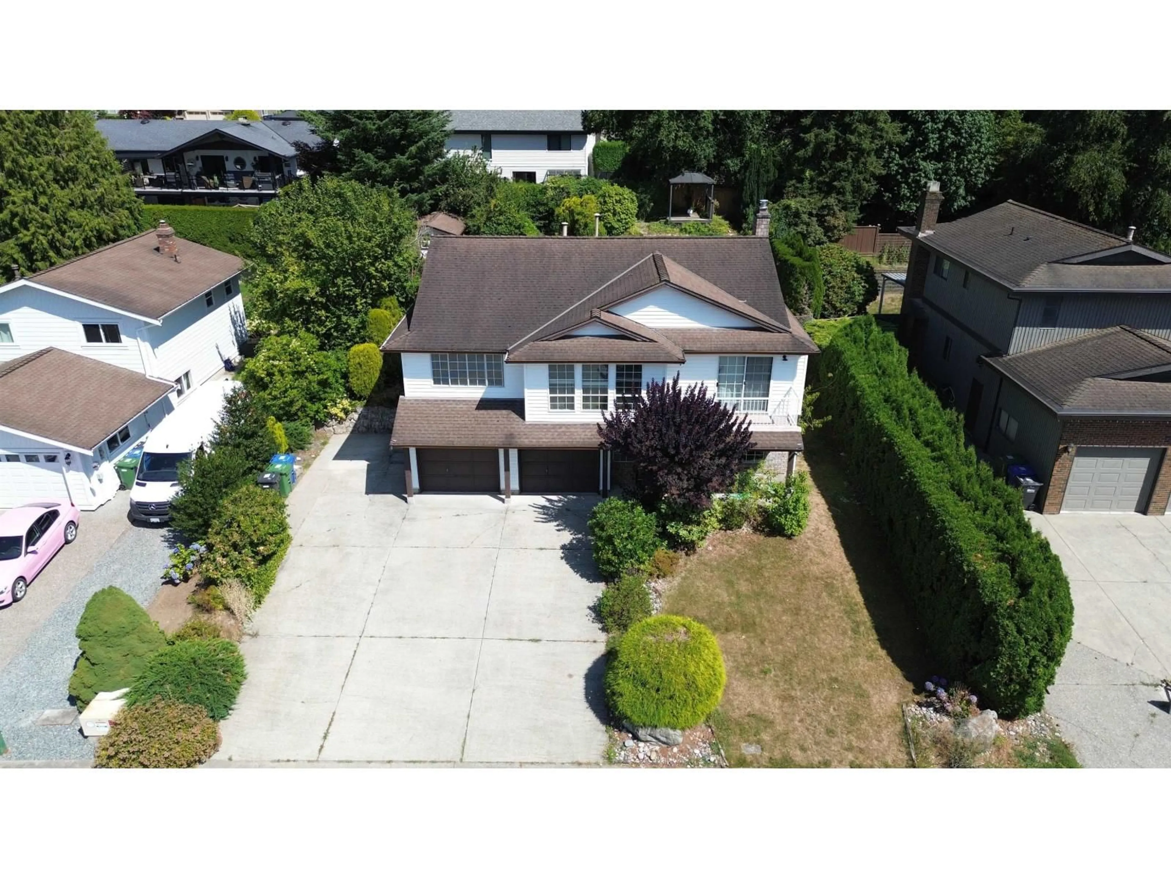 A pic from outside/outdoor area/front of a property/back of a property/a pic from drone, street for 2138 ESSEX, Abbotsford British Columbia V2S7R8
