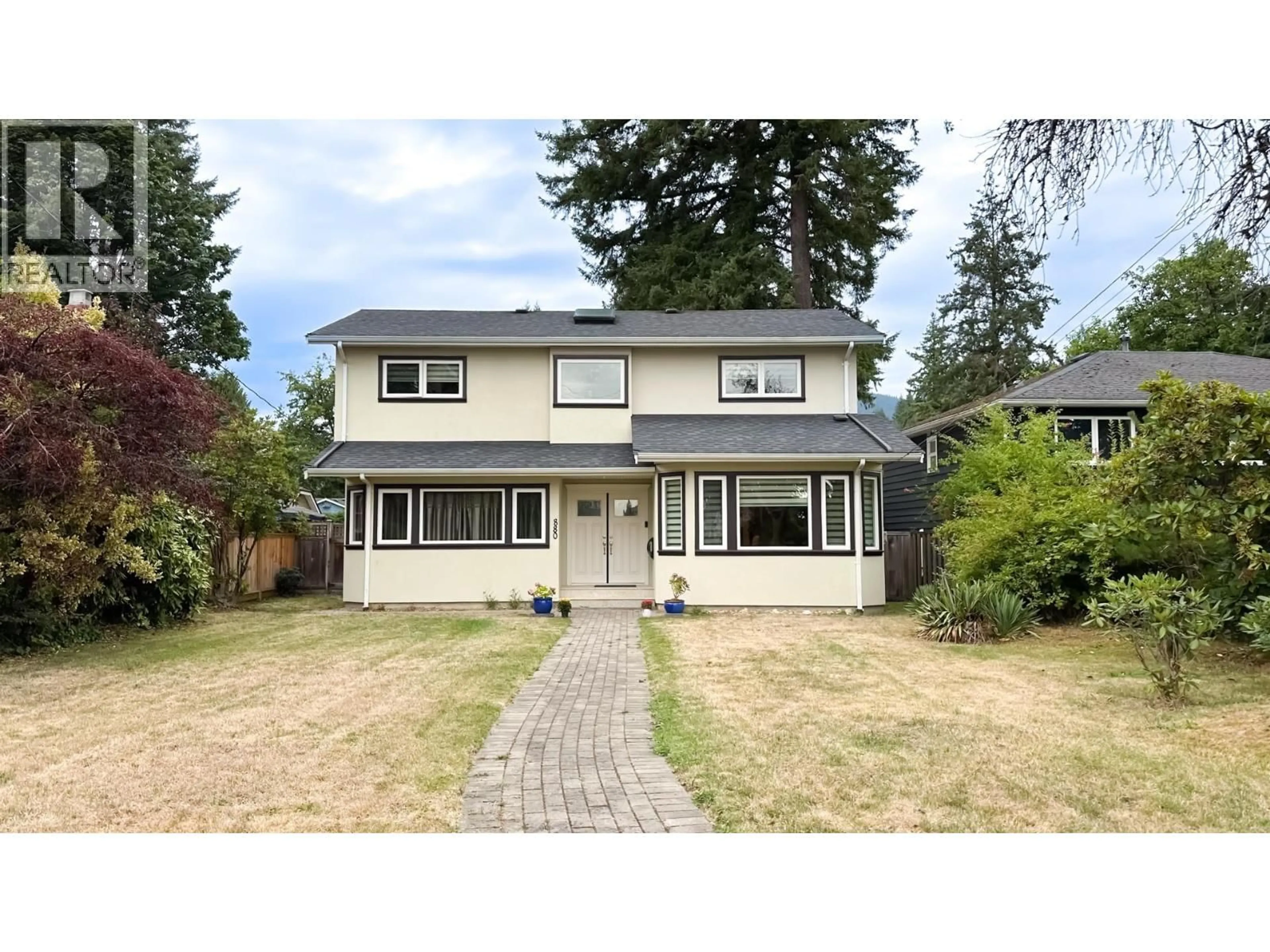Home with vinyl exterior material, street for 880 19TH STREET, North Vancouver British Columbia V7P1Z8