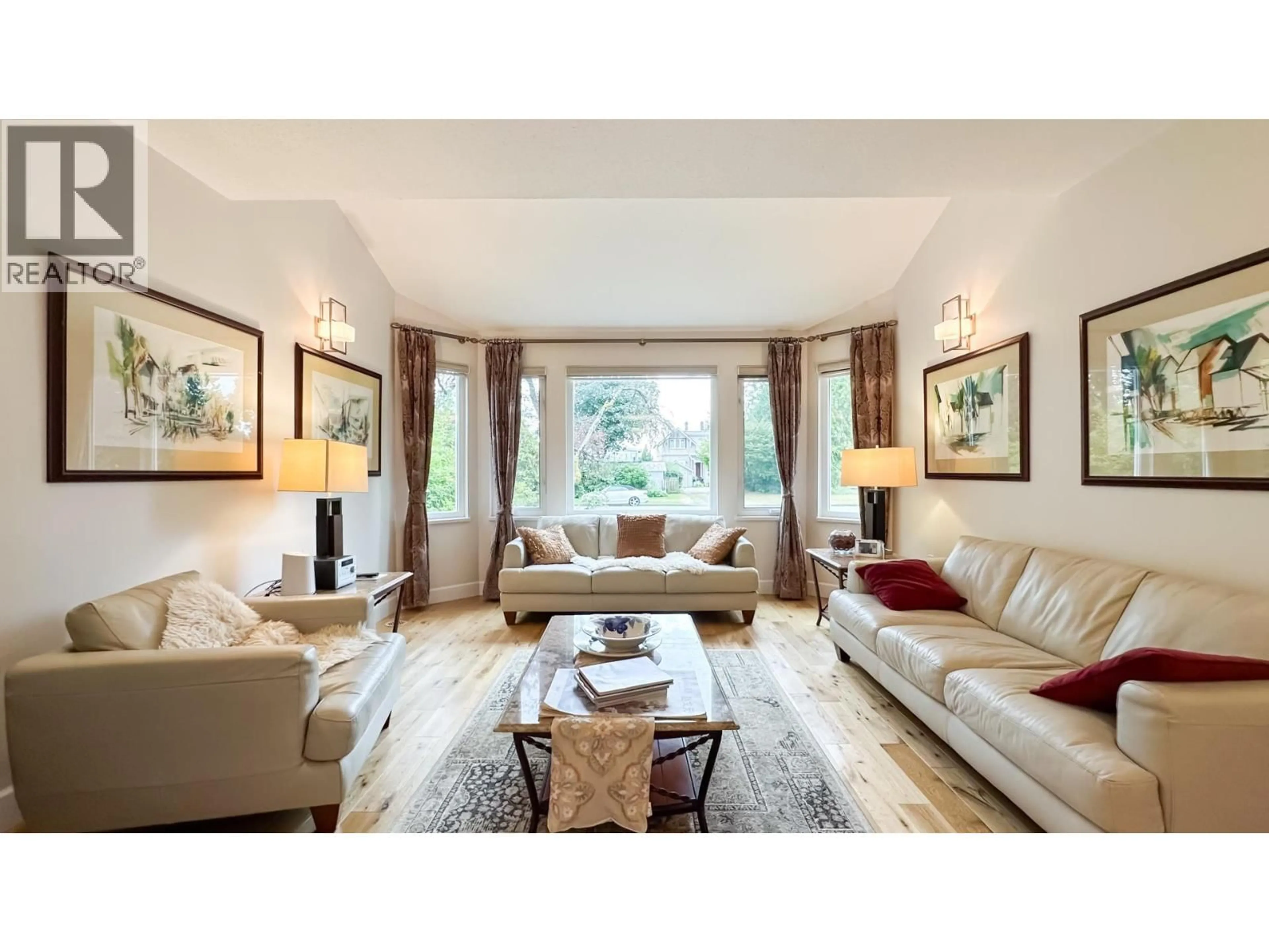 Living room with furniture, unknown for 880 19TH STREET, North Vancouver British Columbia V7P1Z8