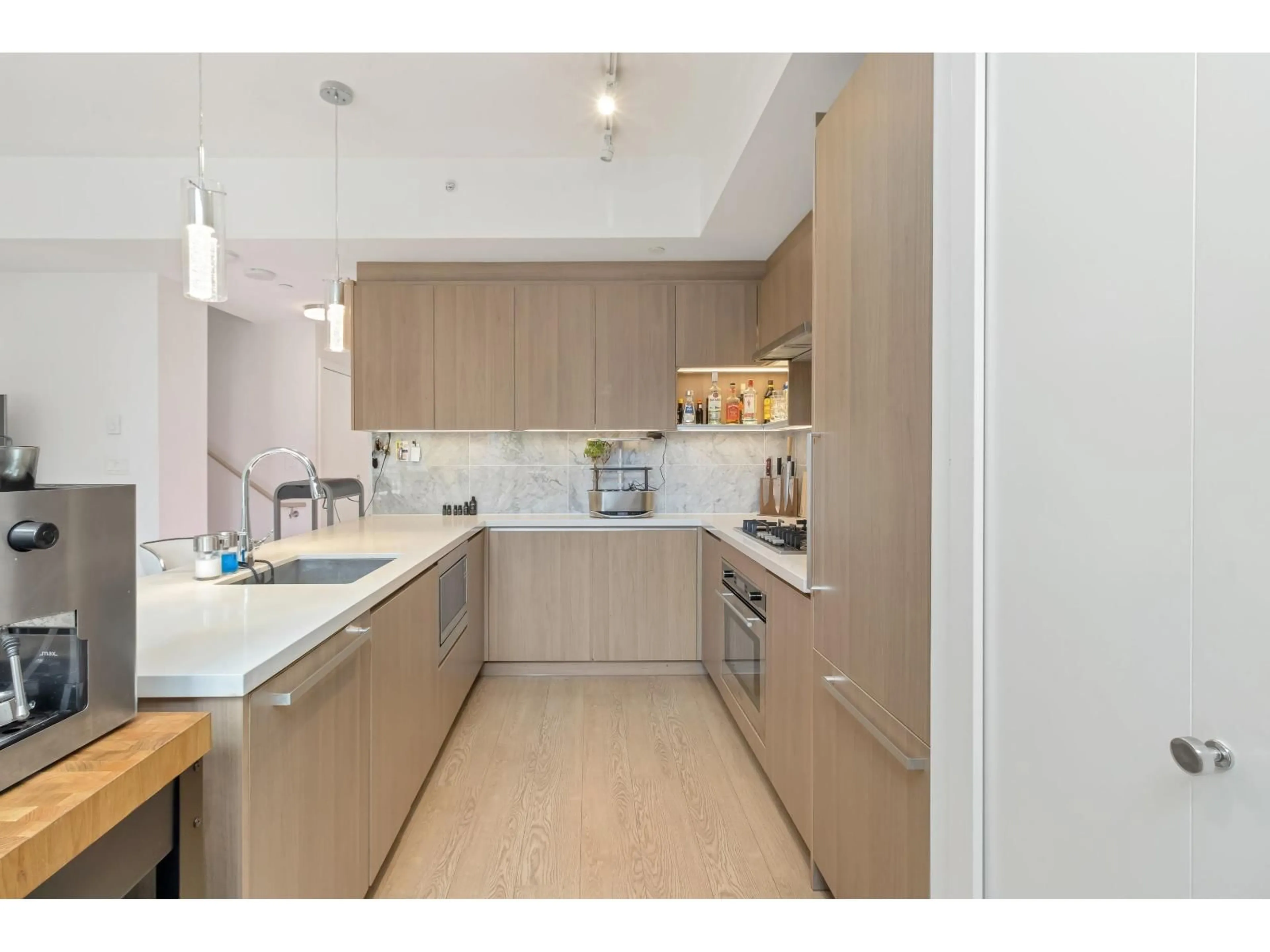 Standard kitchen, unknown for TH3 - 13720 100, Surrey British Columbia V3T0L5