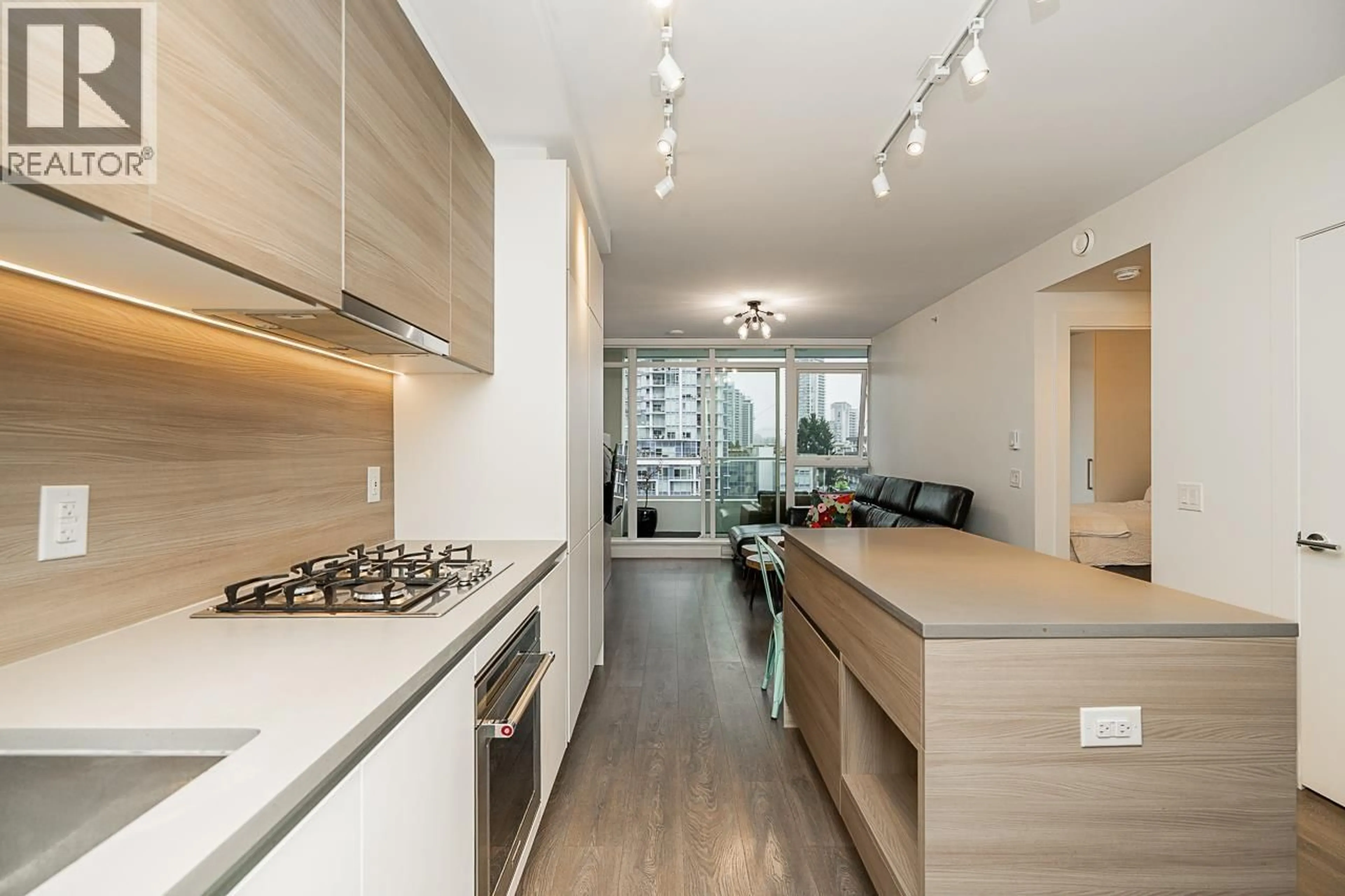 Open concept kitchen, wood/laminate floor for 610 - 657 WHITING WAY, Coquitlam British Columbia V3J0J6