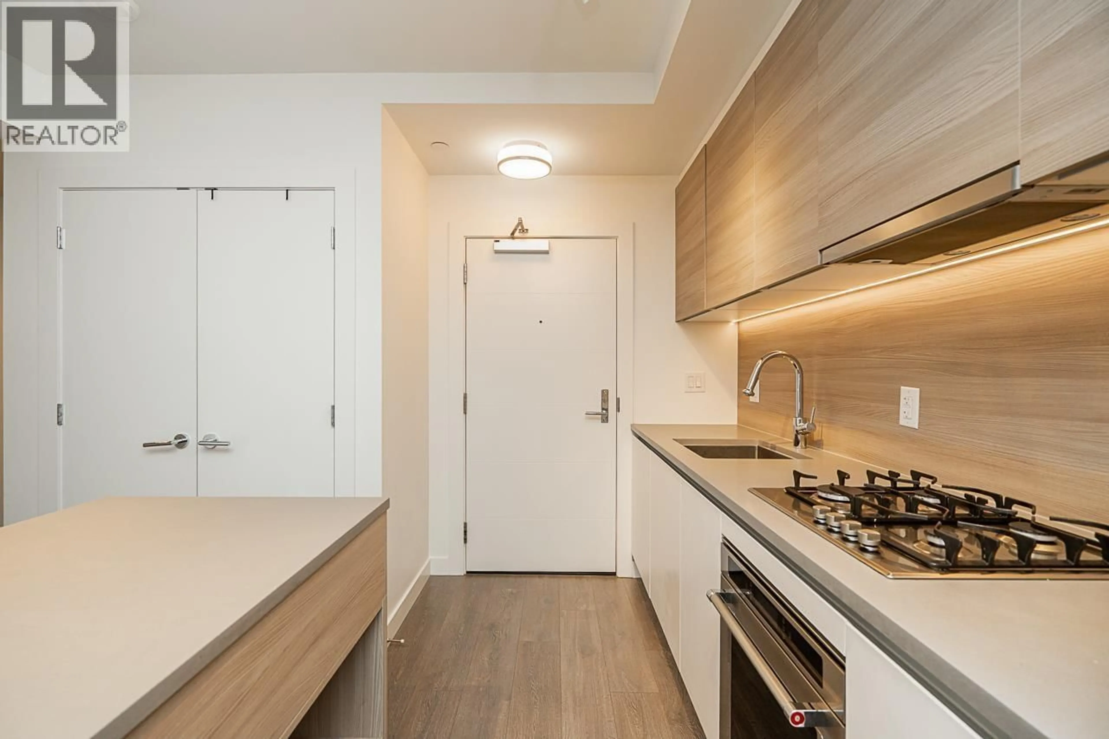 Standard kitchen, unknown for 610 - 657 WHITING WAY, Coquitlam British Columbia V3J0J6
