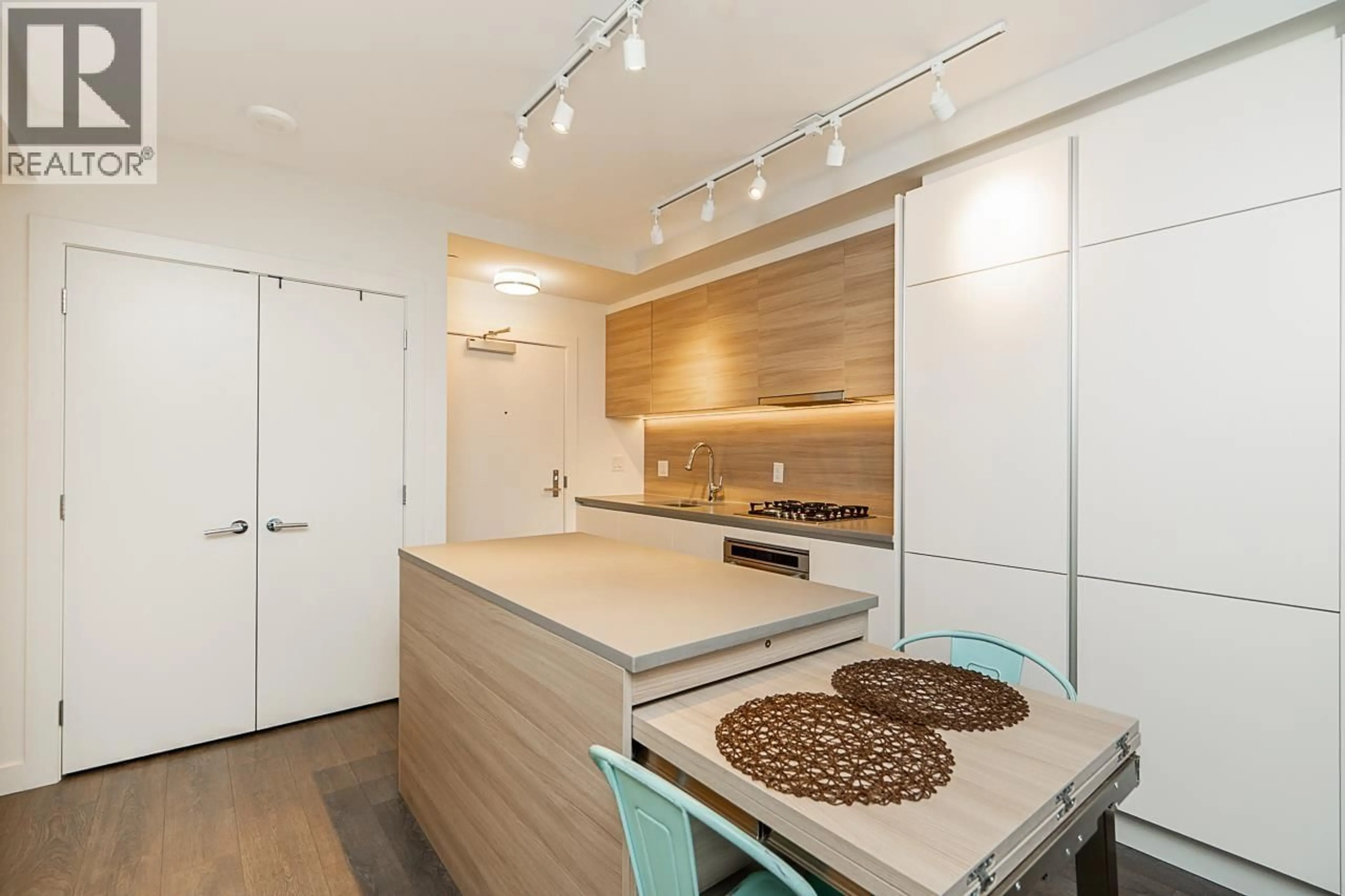 Open concept kitchen, wood/laminate floor for 610 - 657 WHITING WAY, Coquitlam British Columbia V3J0J6