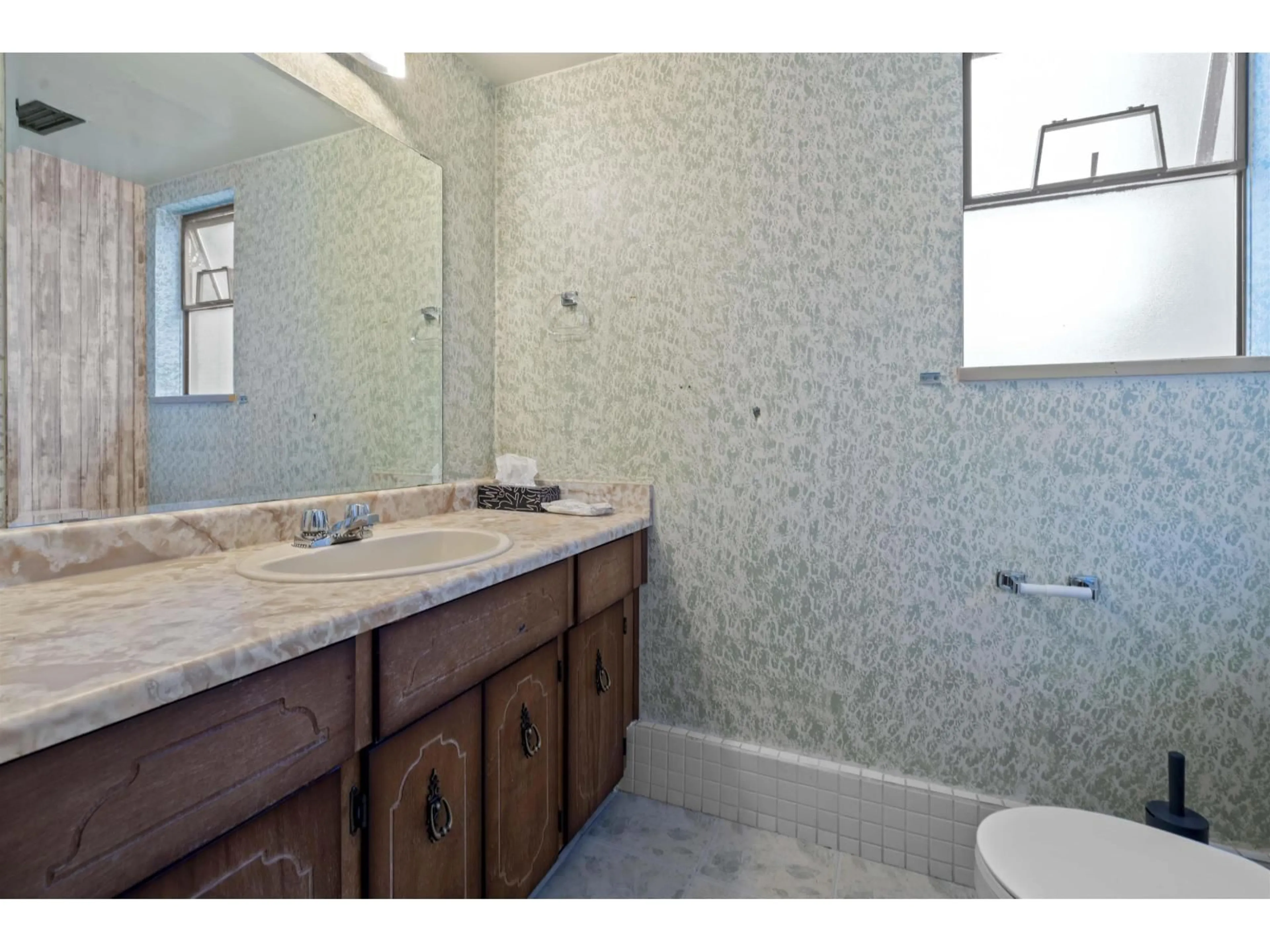 Standard bathroom, ceramic/tile floor for 6681 BAKER, Delta British Columbia V4E2T8