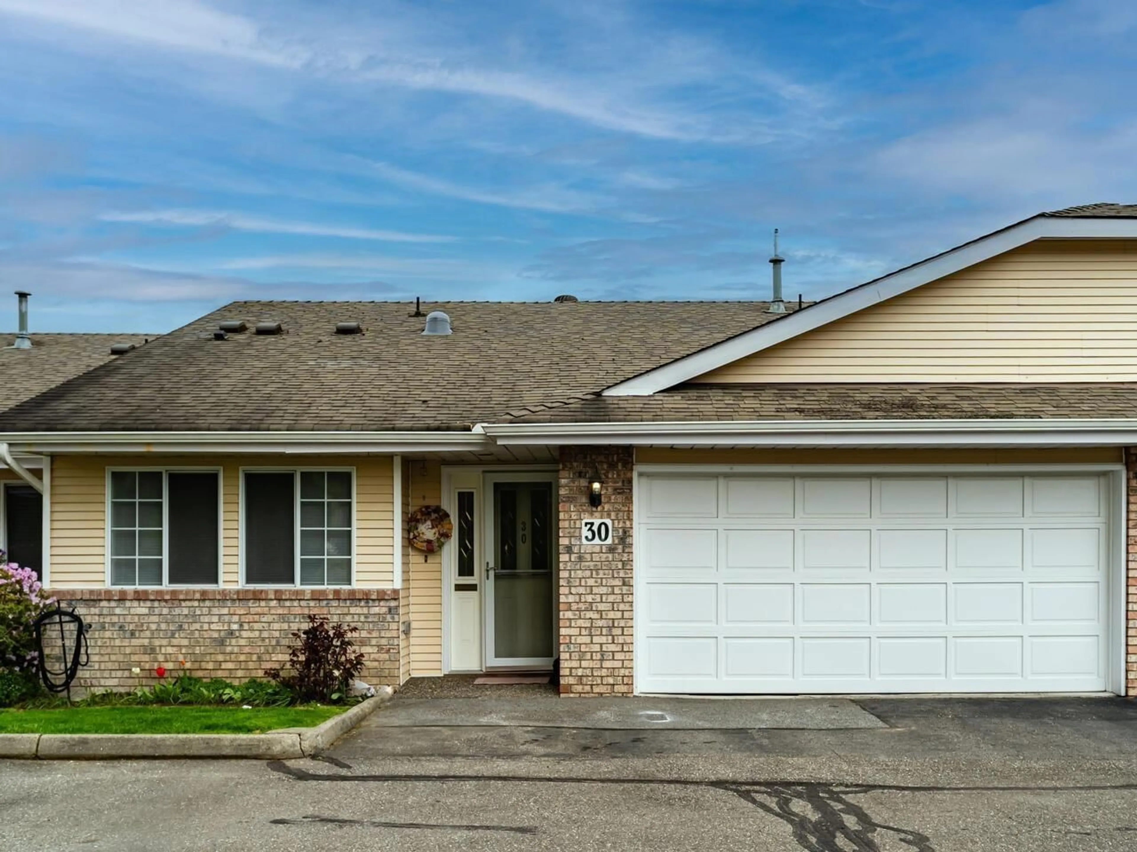 Home with vinyl exterior material, street for 30 - 5051 203, Langley British Columbia V3A1V5