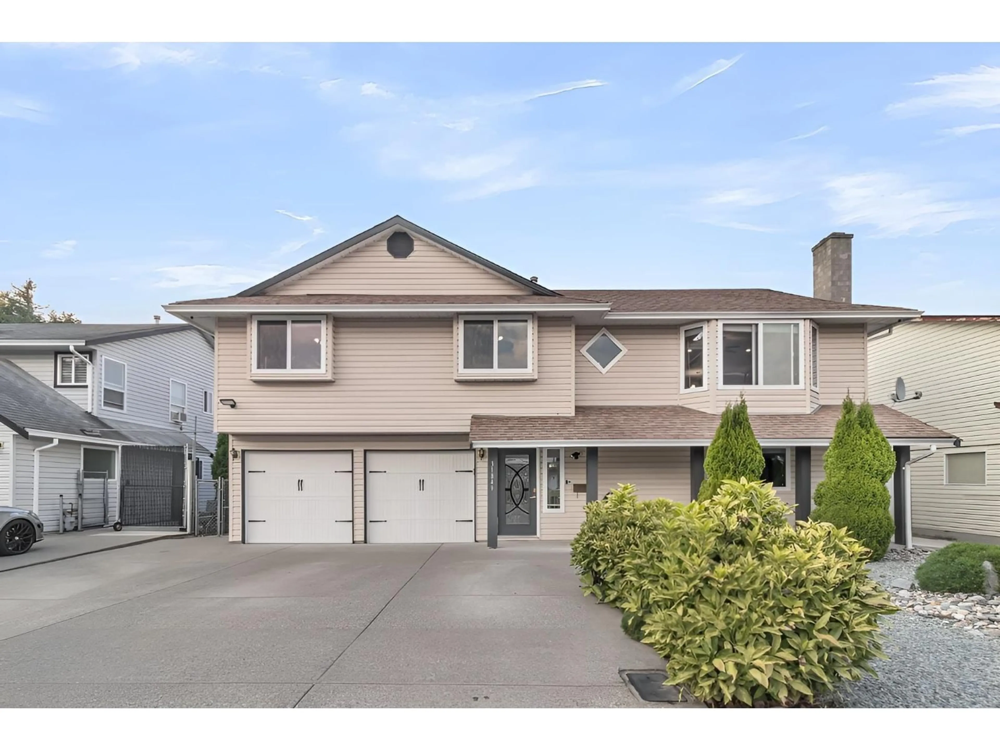 Home with vinyl exterior material, street for 31849 MAYNE, Abbotsford British Columbia V2T4W9