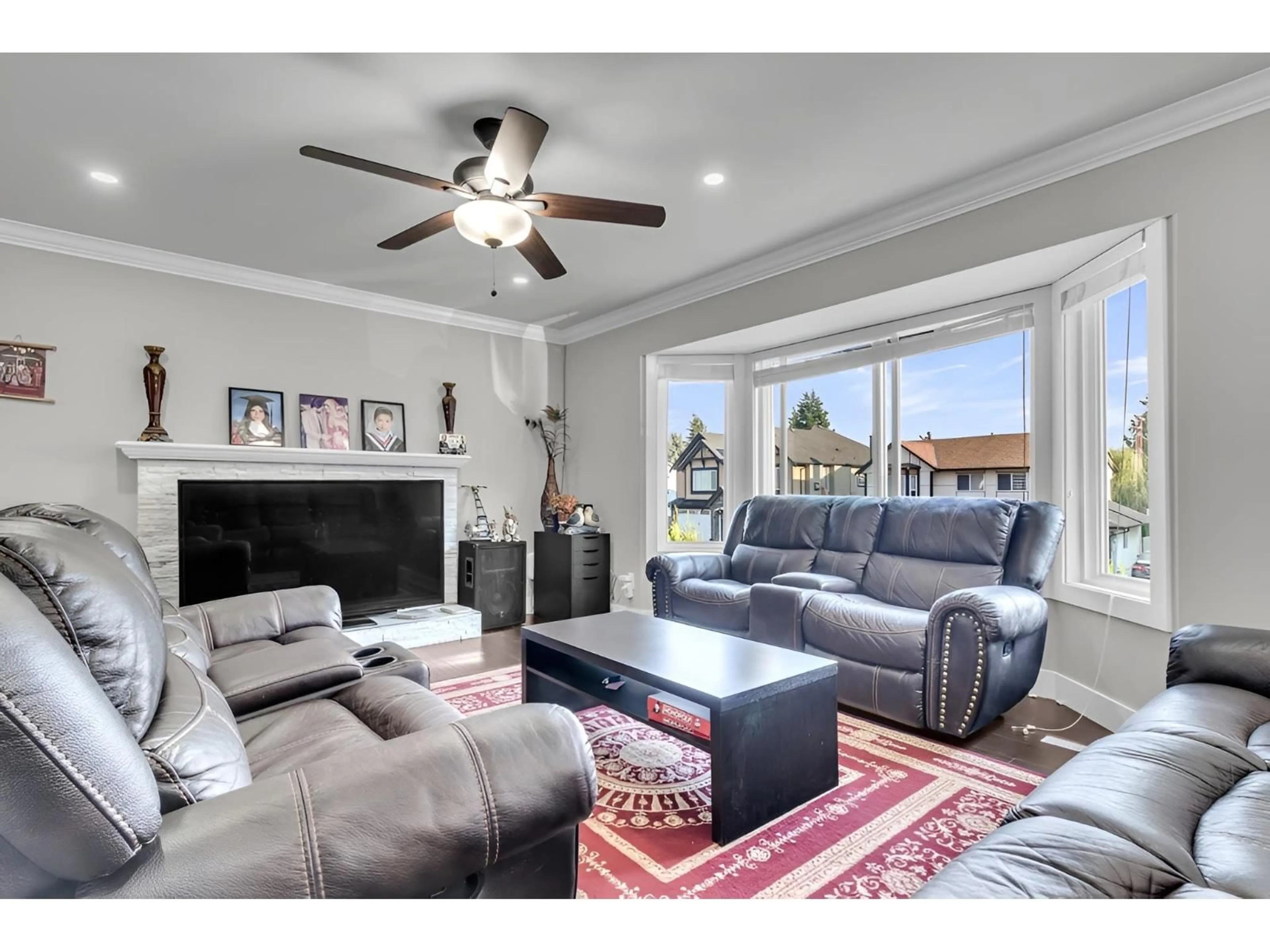 Living room with furniture, unknown for 31849 MAYNE, Abbotsford British Columbia V2T4W9
