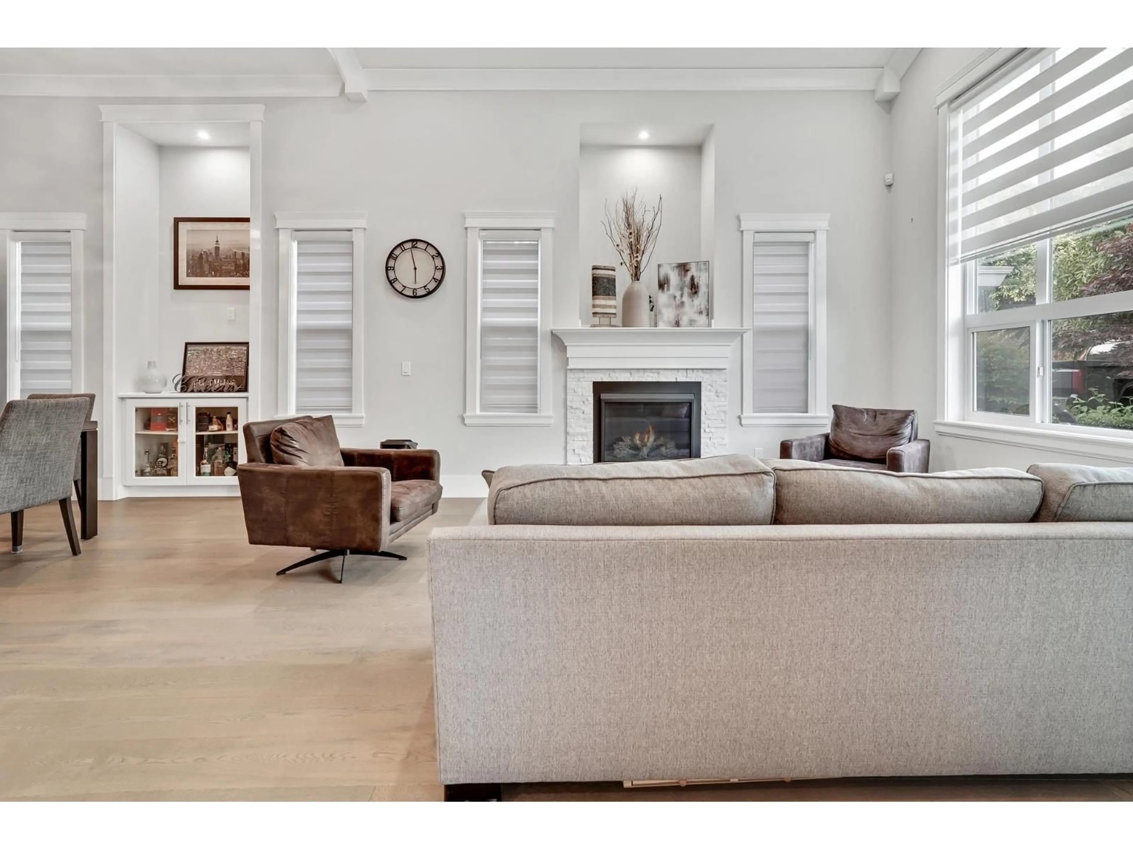 Living room with furniture, unknown for 2285 124, Surrey British Columbia V4A3M6