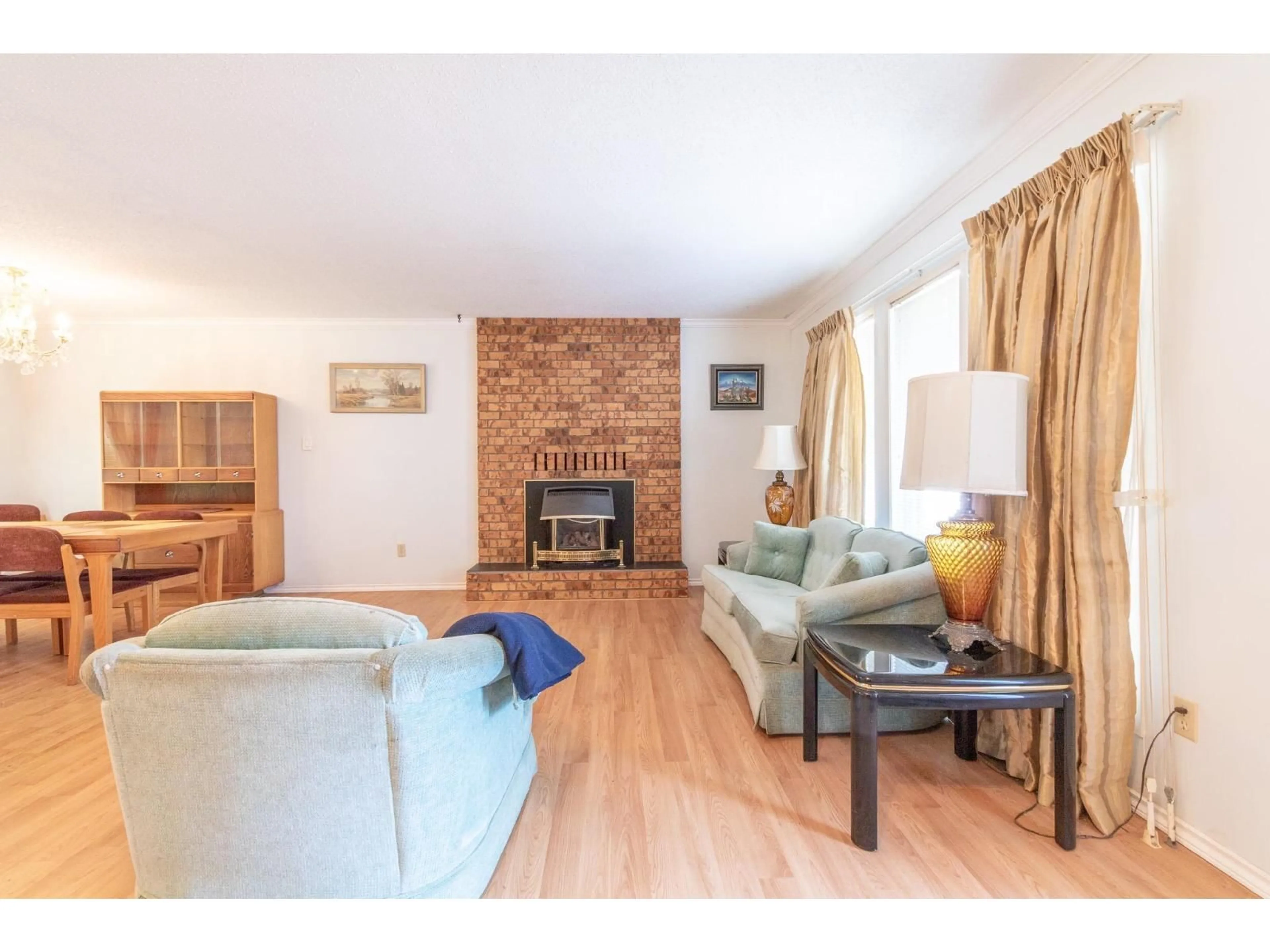 Living room with furniture, wood/laminate floor for 45272 LENORA CRESCENT, Chilliwack British Columbia V2P7C4