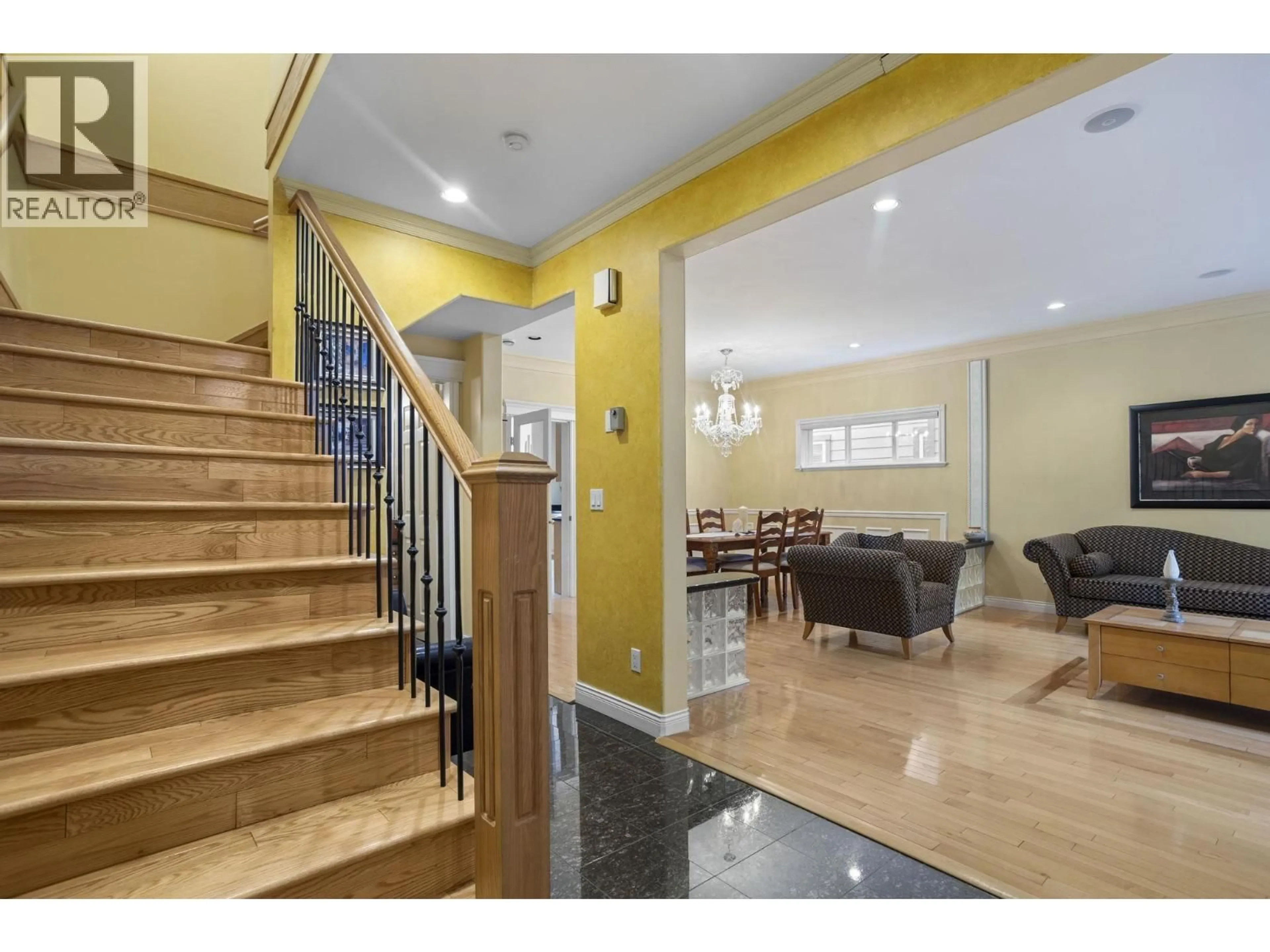Indoor foyer for 1110 EIGHTH AVENUE, New Westminster British Columbia V3M2R6