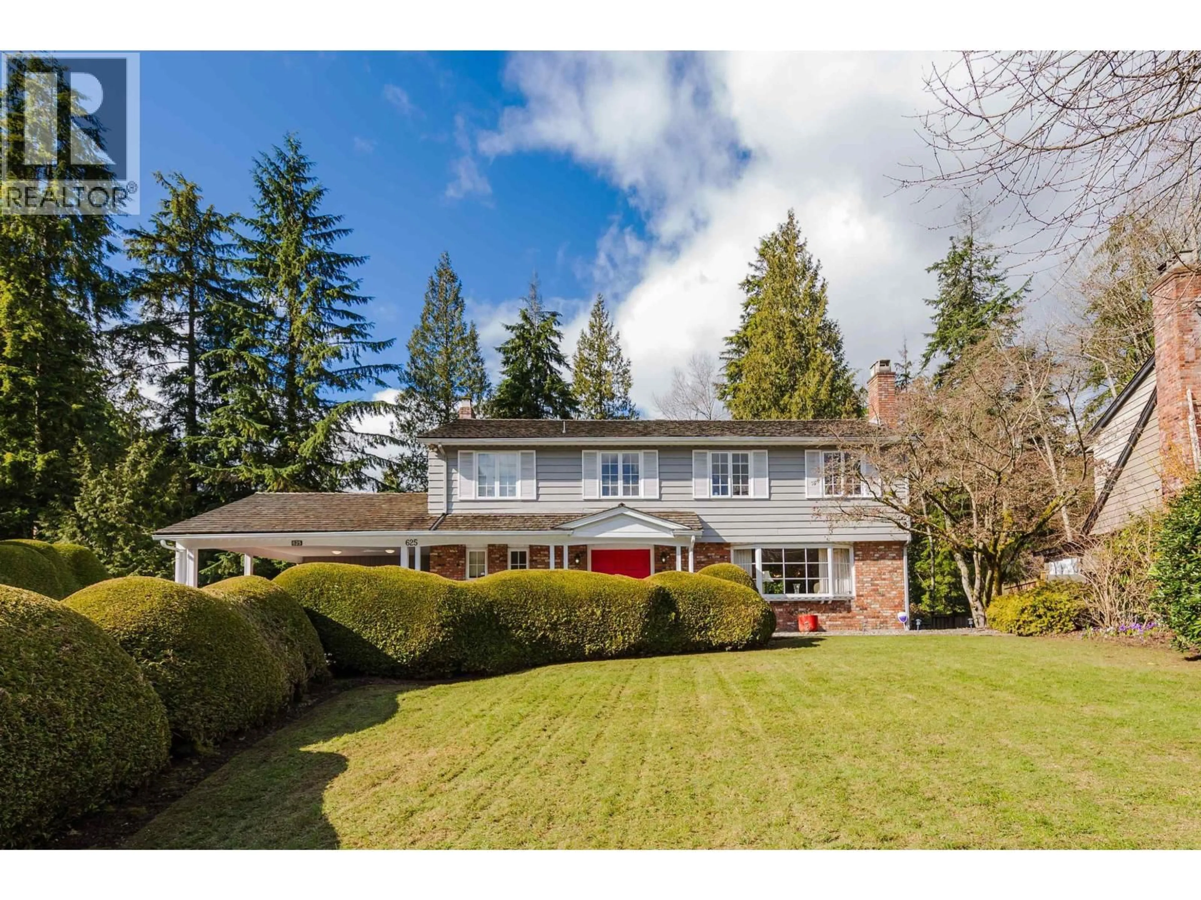 A pic from outside/outdoor area/front of a property/back of a property/a pic from drone, street for 625 NEWDALE ROAD, West Vancouver British Columbia V7T1W7