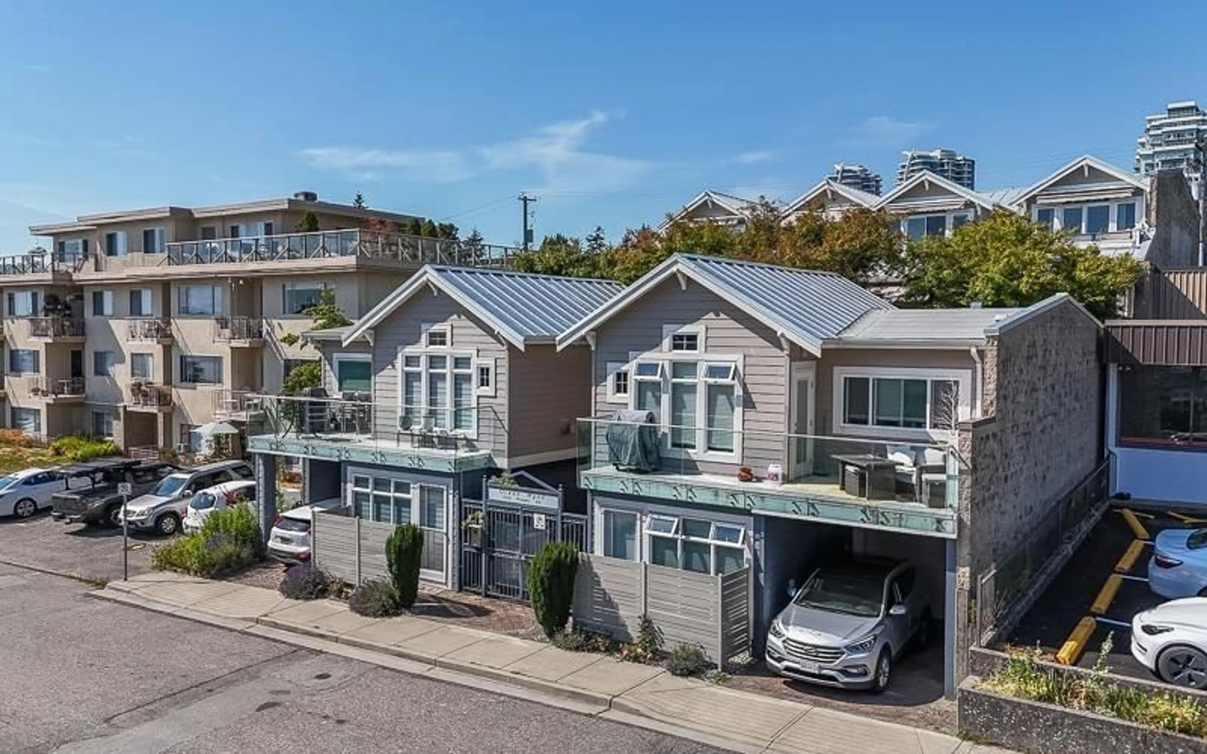 A pic from outside/outdoor area/front of a property/back of a property/a pic from drone, street for 7 - 15161 PROSPECT, White Rock British Columbia V4B2B8