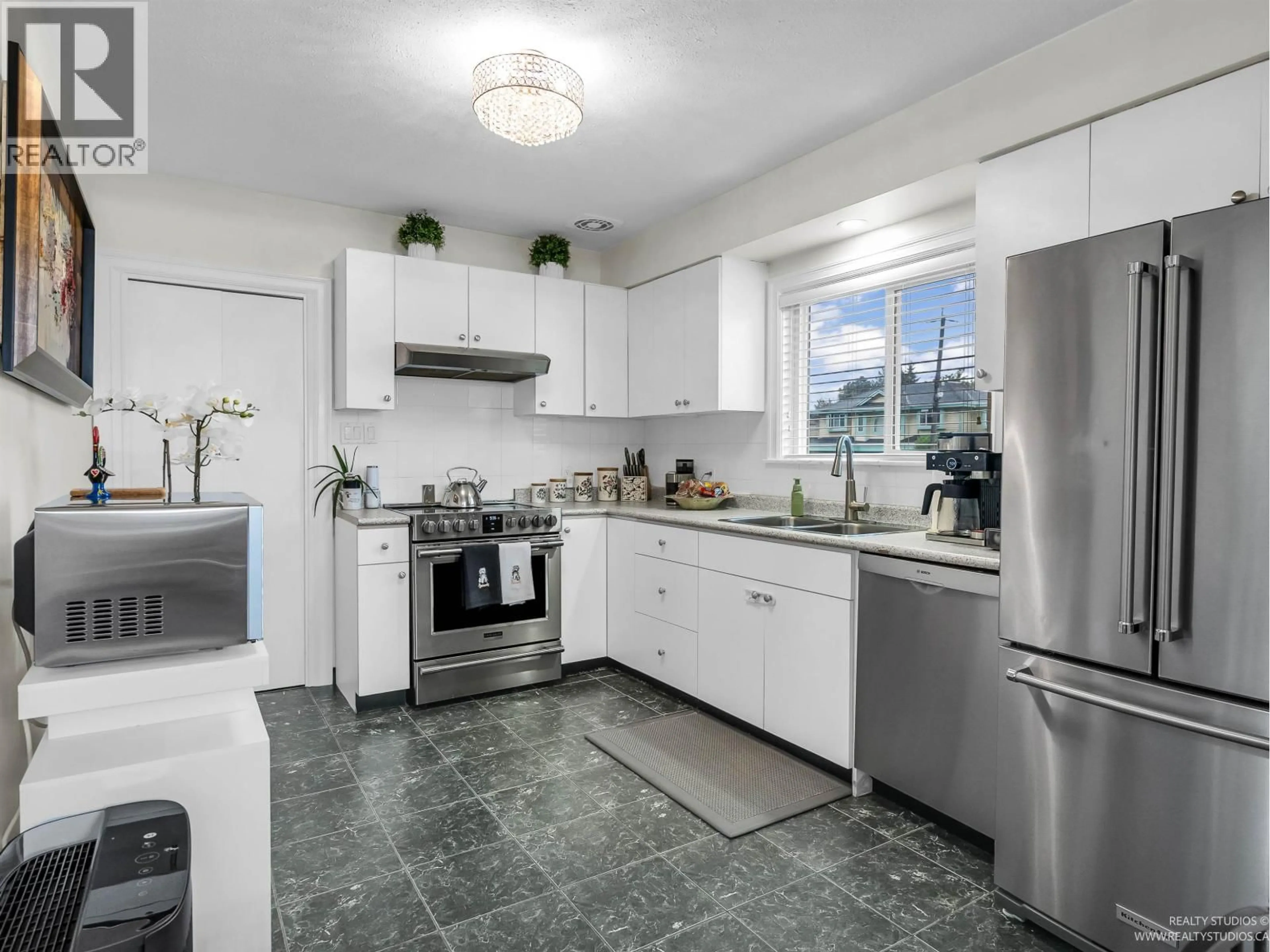 Open concept kitchen, ceramic/tile floor for 7774 BERKLEY STREET, Burnaby British Columbia V5E2J7
