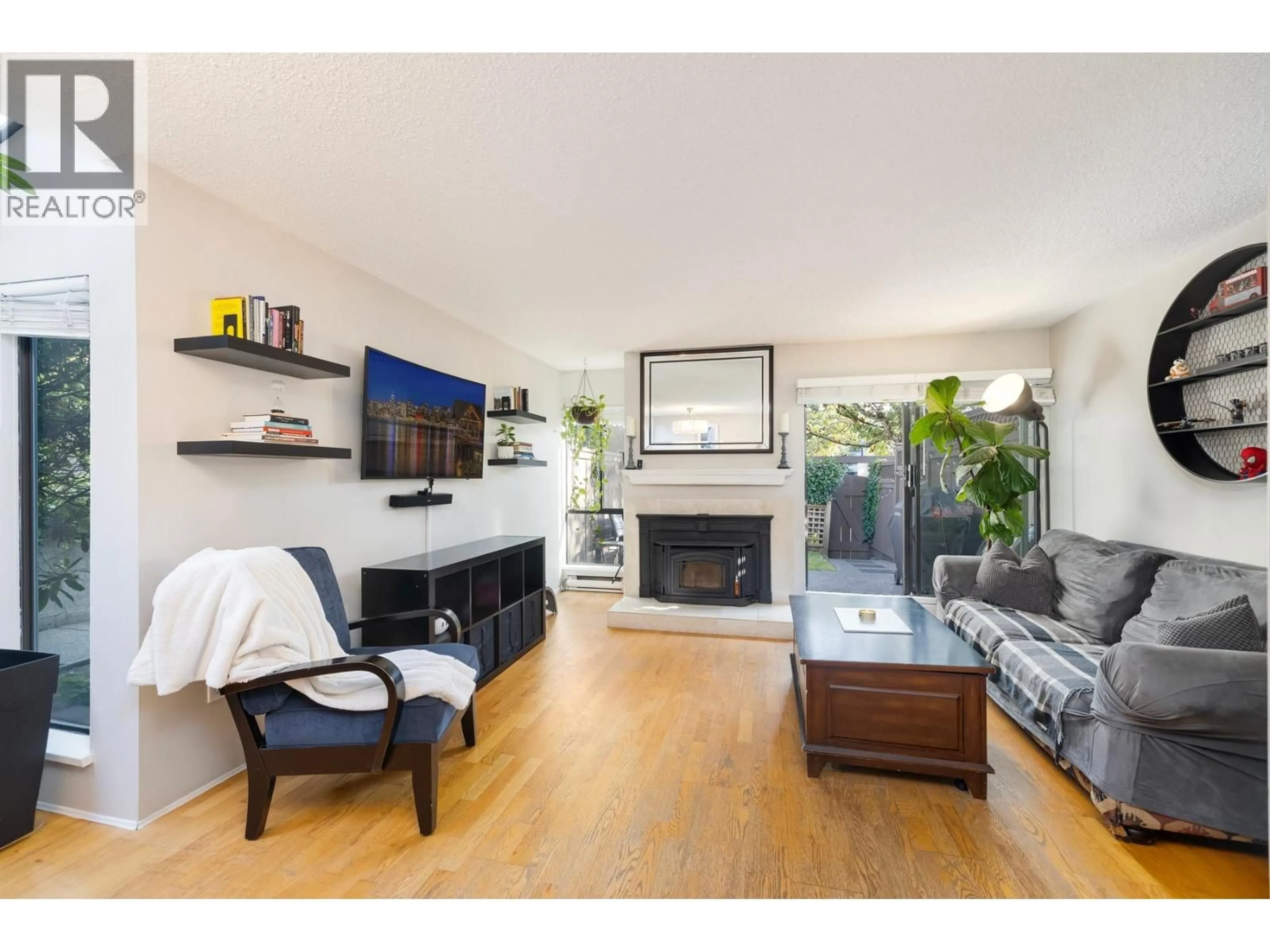Living room with furniture, wood/laminate floor for 24 - 230 14TH STREET, North Vancouver British Columbia V7M1P3