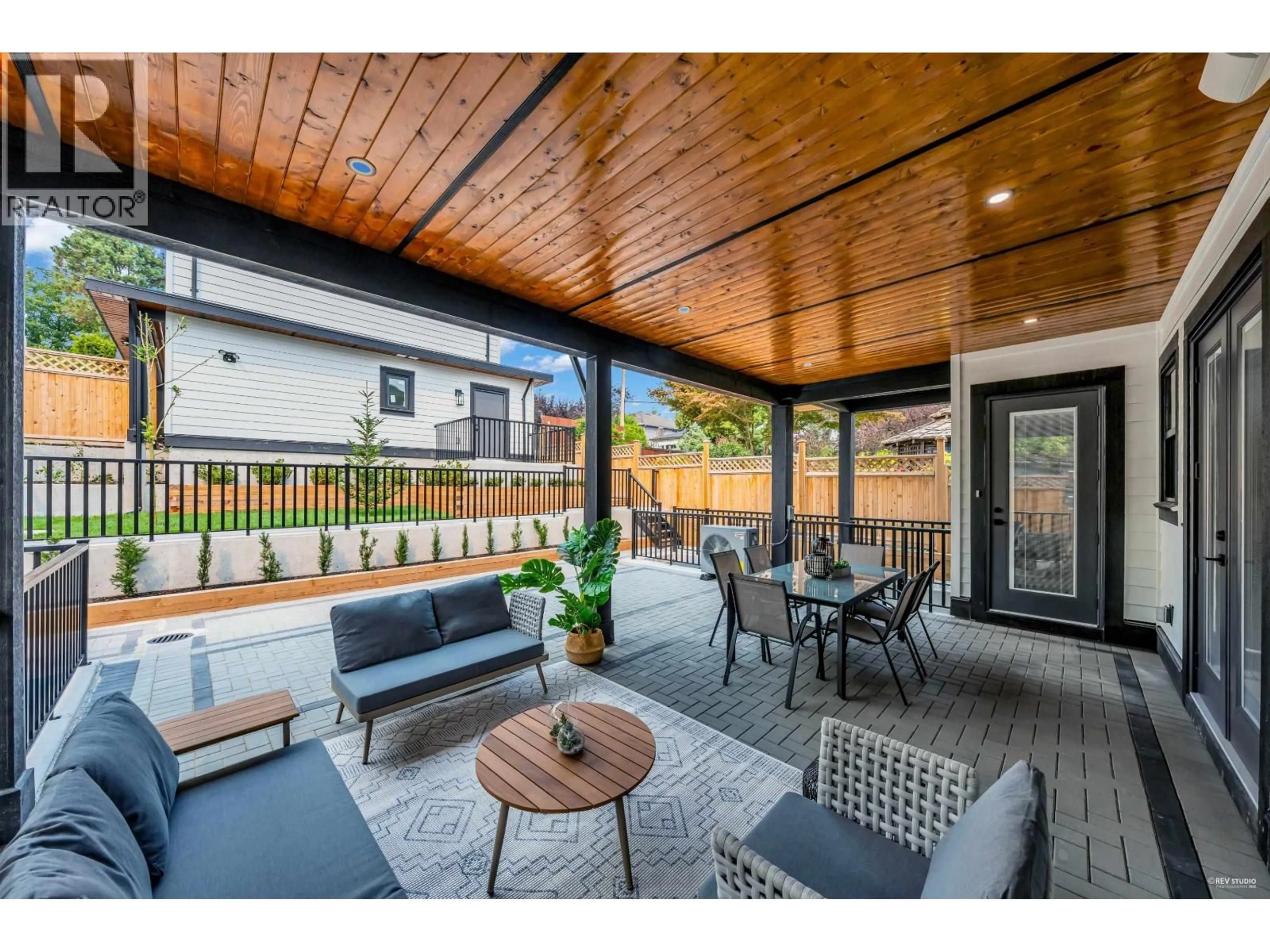 Patio, street for 1405 EIGHTH AVENUE, New Westminster British Columbia V3M2S3