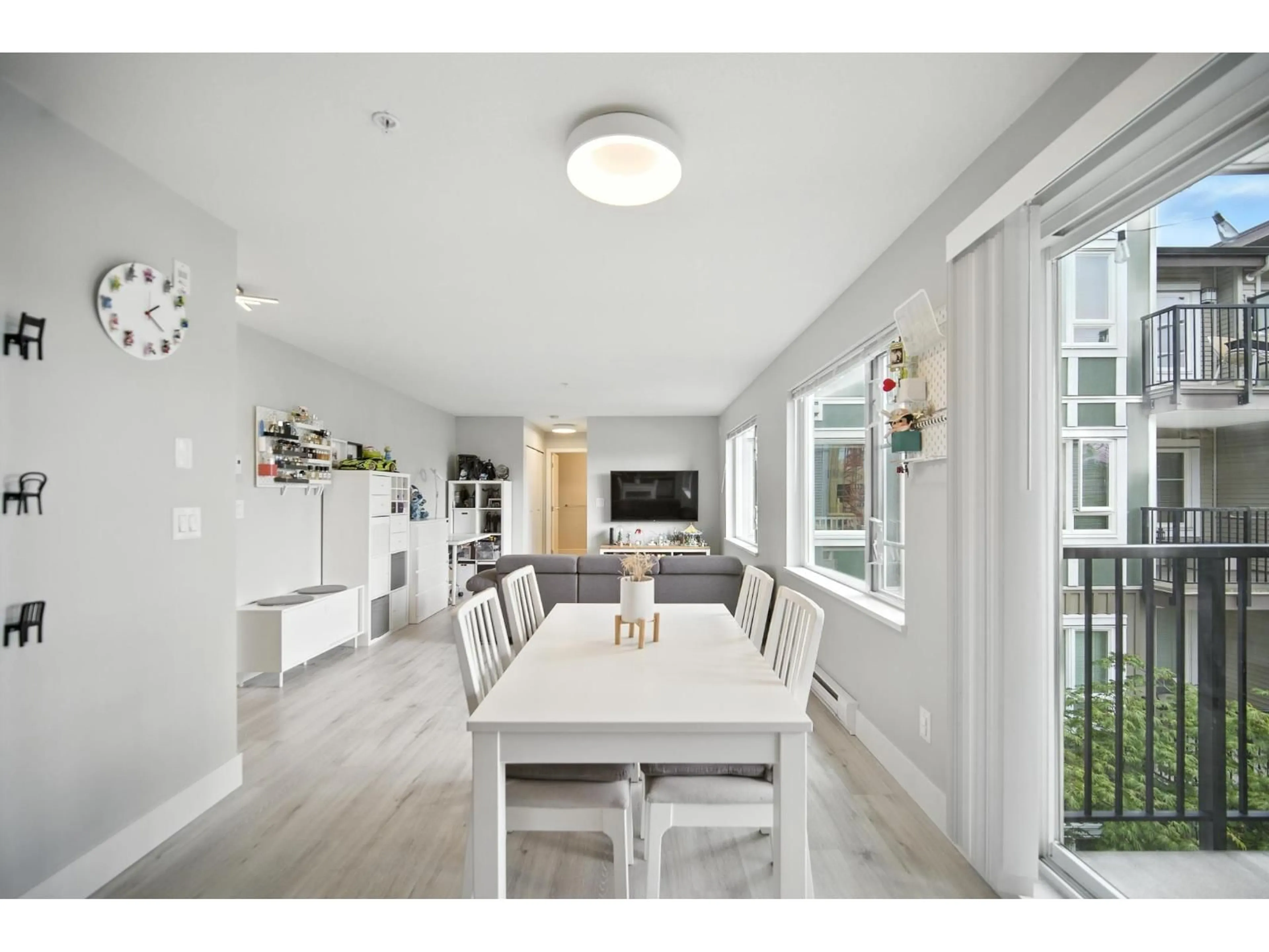 Open concept kitchen, wood/laminate floor for 305 - 13740 75A, Surrey British Columbia V3W0E8